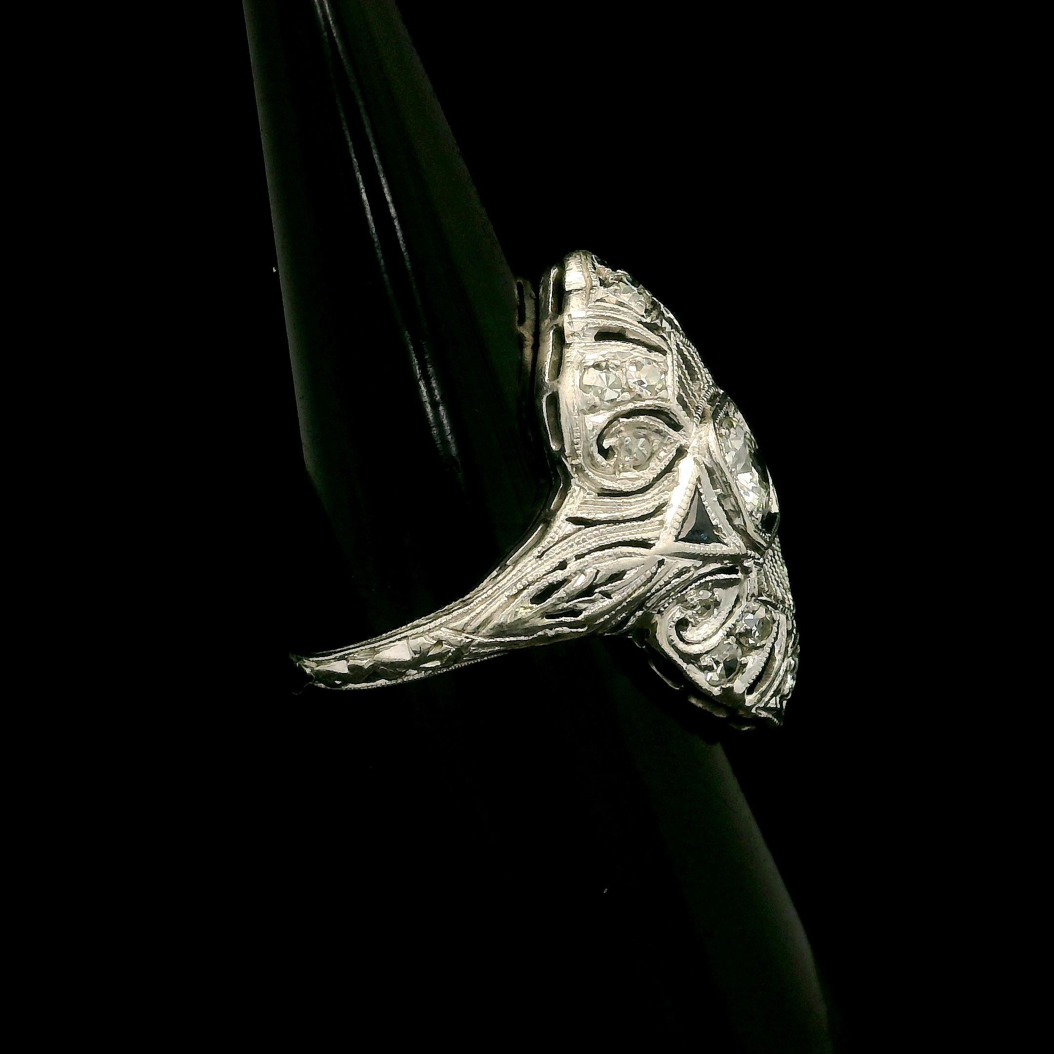 Antique Art Deco Platinum Diamond & Sapphire Filigree Milgrain Work Dinner Ring Damen im Angebot