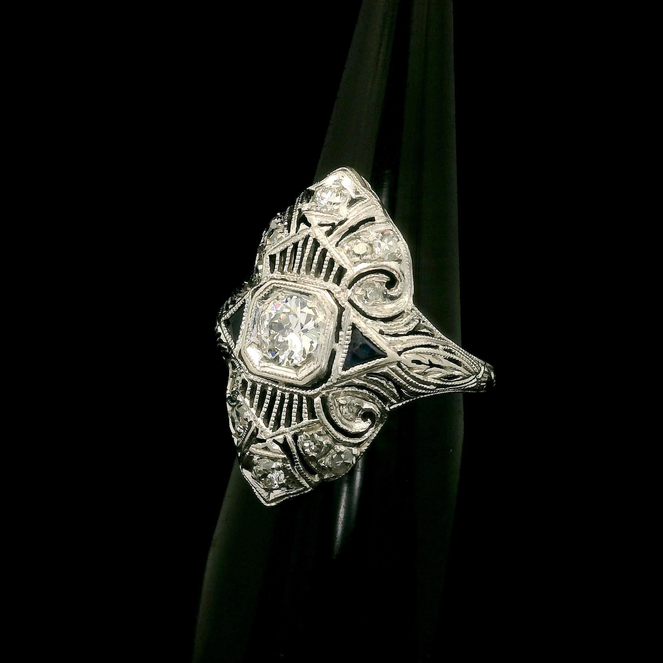 Antique Art Deco Platinum Diamond & Sapphire Filigree Milgrain Work Dinner Ring im Angebot 1