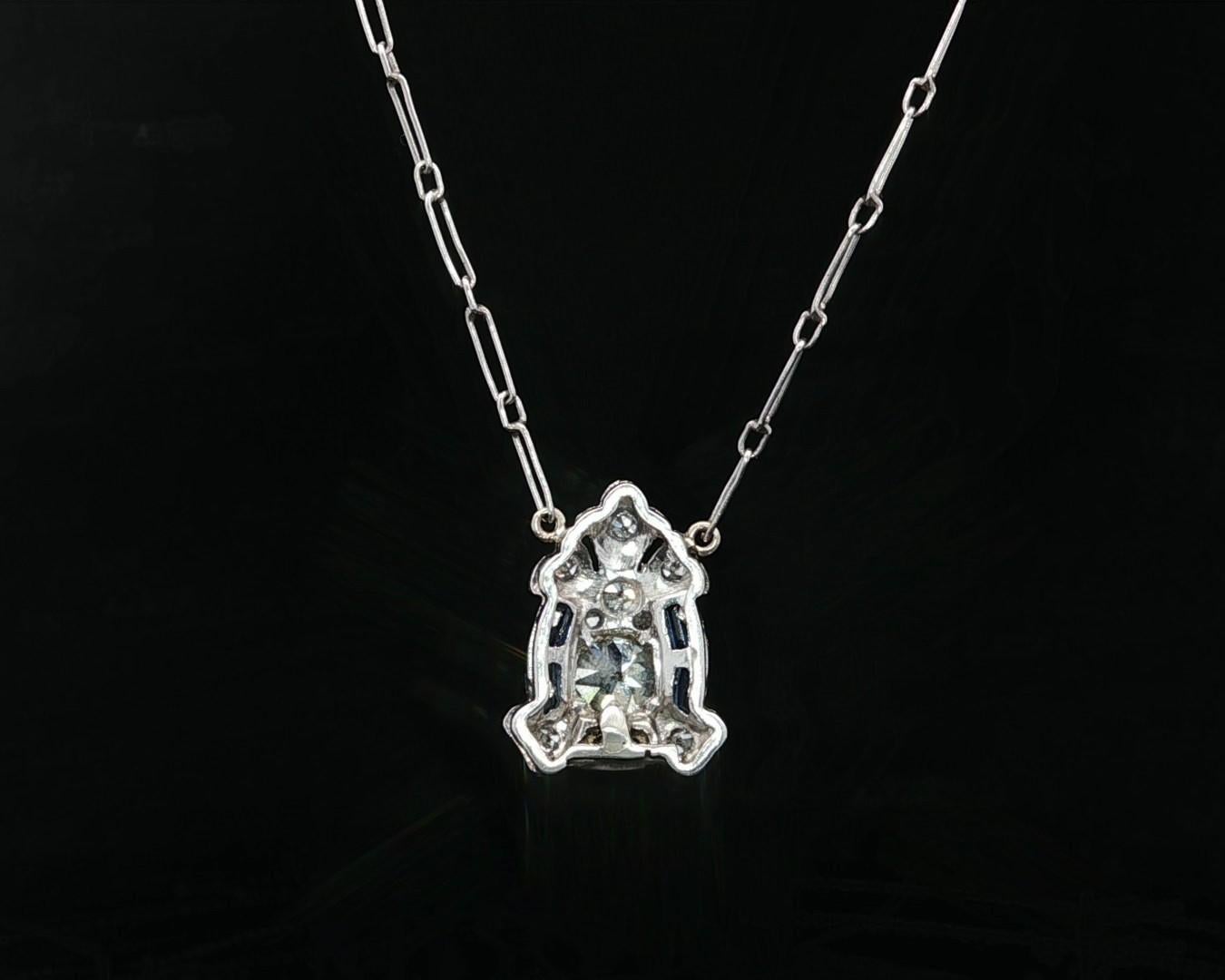 Art Déco Antico ciondolo in platino Art Deco con scudo di diamanti Collana a catena fatta a mano in vendita