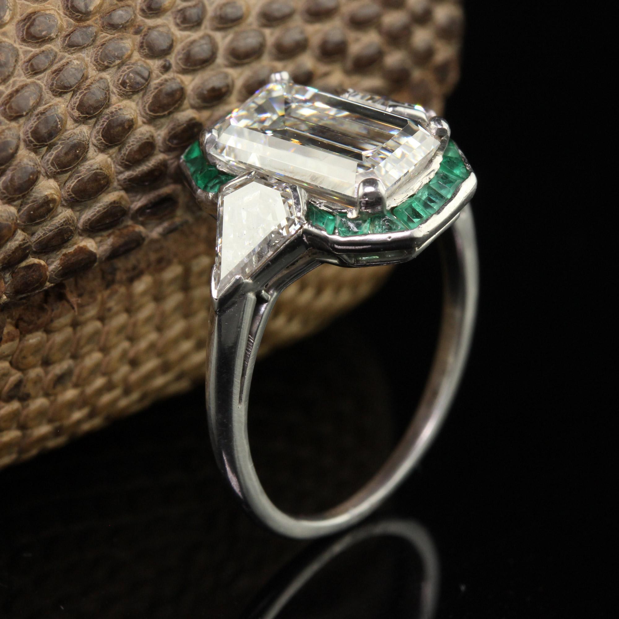 Taille émeraude Bague de fiançailles Art déco ancienne en platine avec halo de diamants taille émeraude - GIA en vente