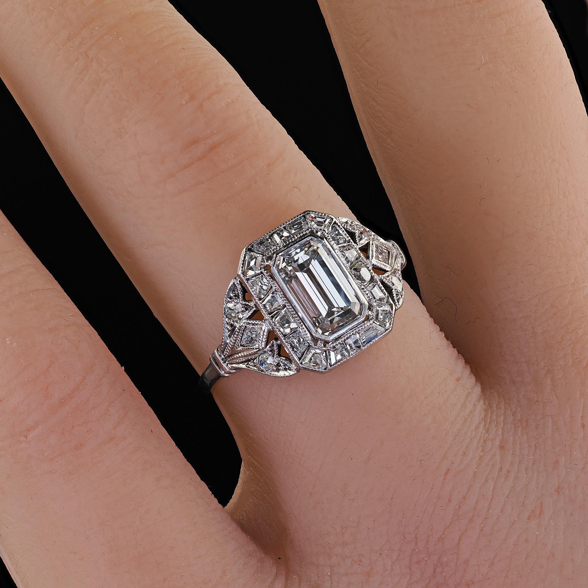 Anello di fidanzamento aureolato con diamante taglio smeraldo francese in platino Antique French - GIA in vendita 4