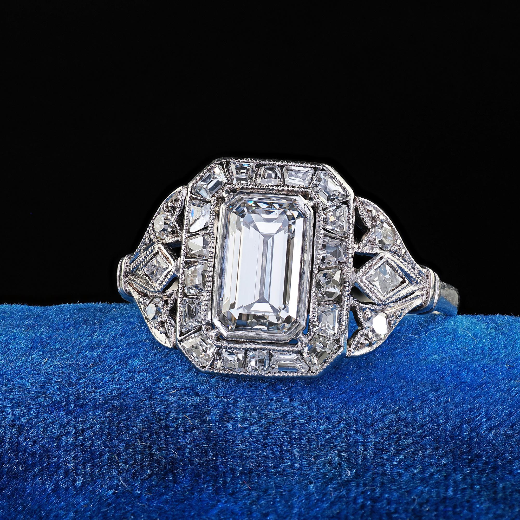 Bellissimo anello di fidanzamento aureolato con diamante taglio smeraldo francese in platino Art Deco - GIA. Questo straordinario anello di fidanzamento con diamanti taglio smeraldo e taglio francese è realizzato in platino. Questo anello presenta