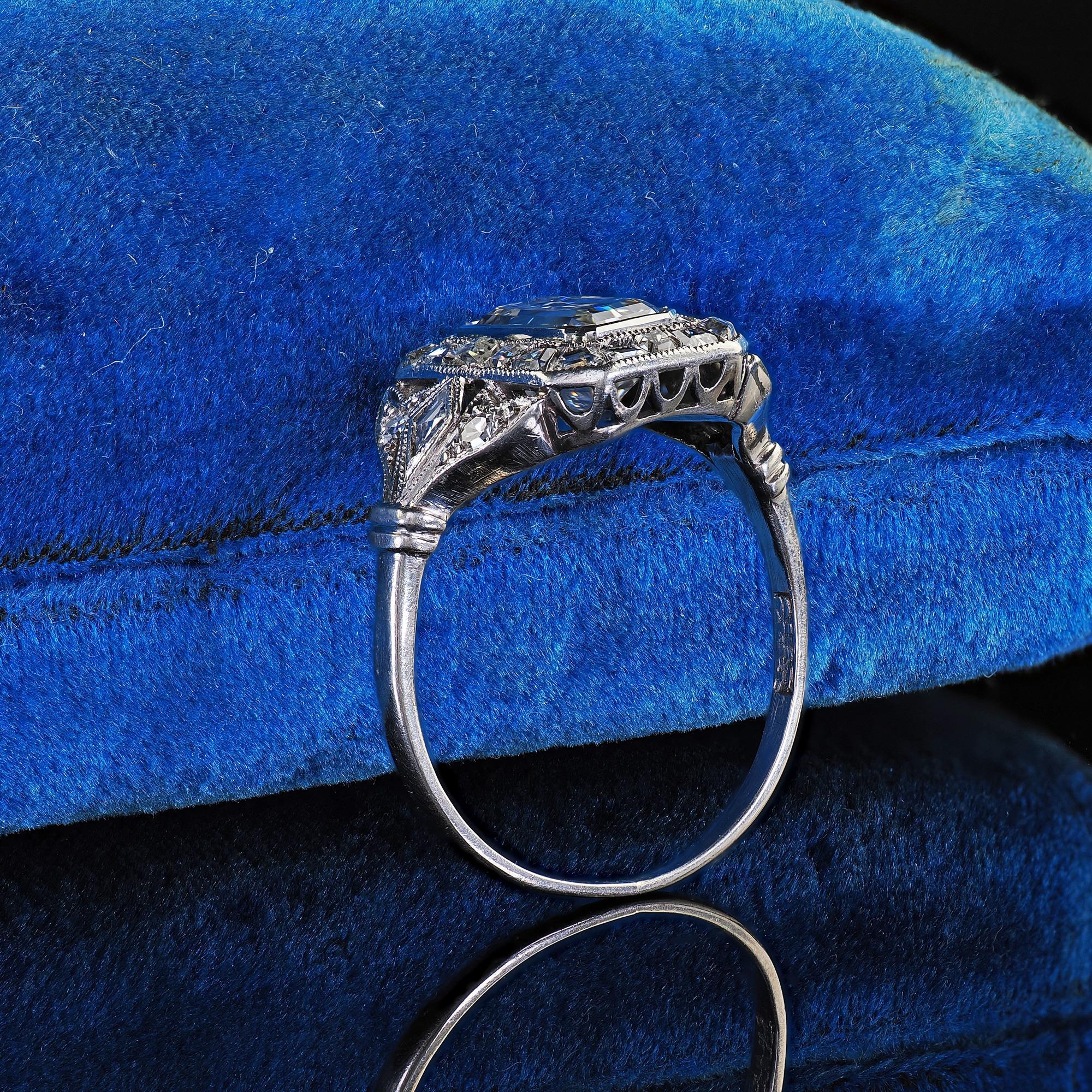 Edoardiano Anello di fidanzamento aureolato con diamante taglio smeraldo francese in platino Antique French - GIA in vendita