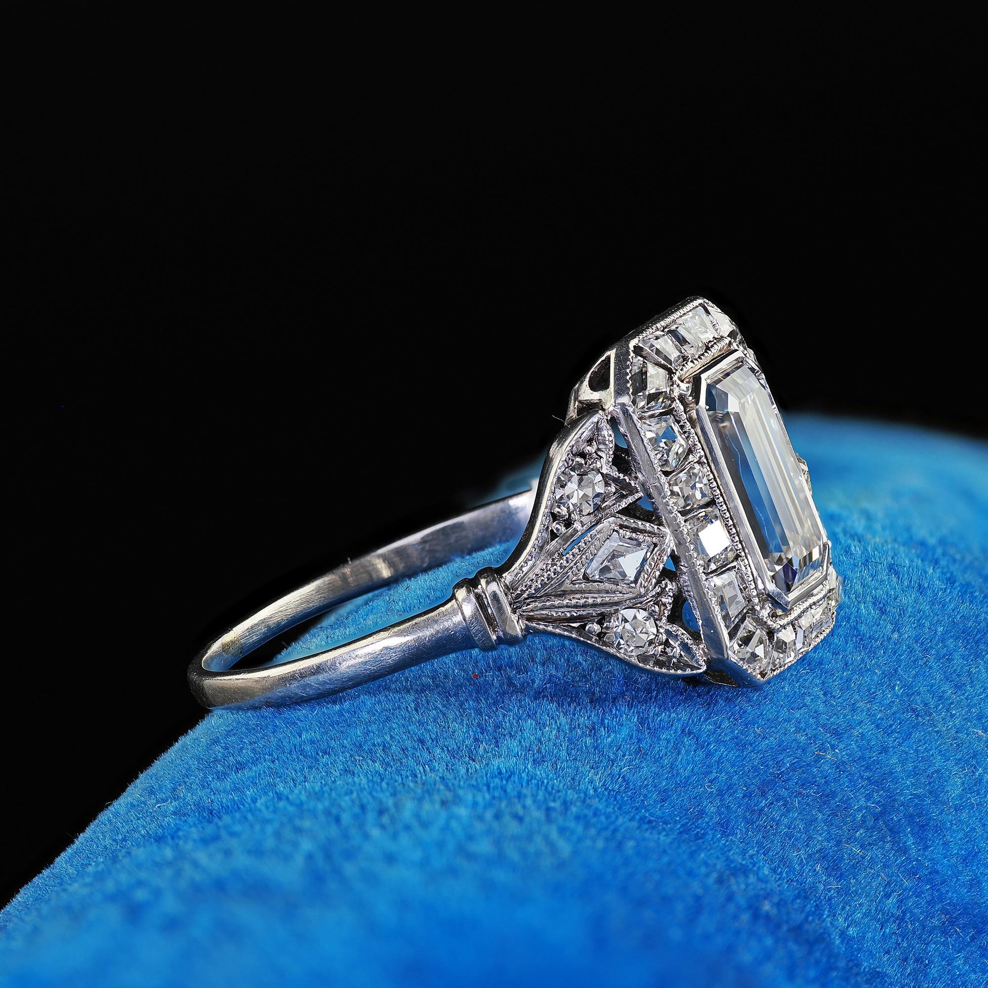 Taglio smeraldo Anello di fidanzamento aureolato con diamante taglio smeraldo francese in platino Antique French - GIA in vendita
