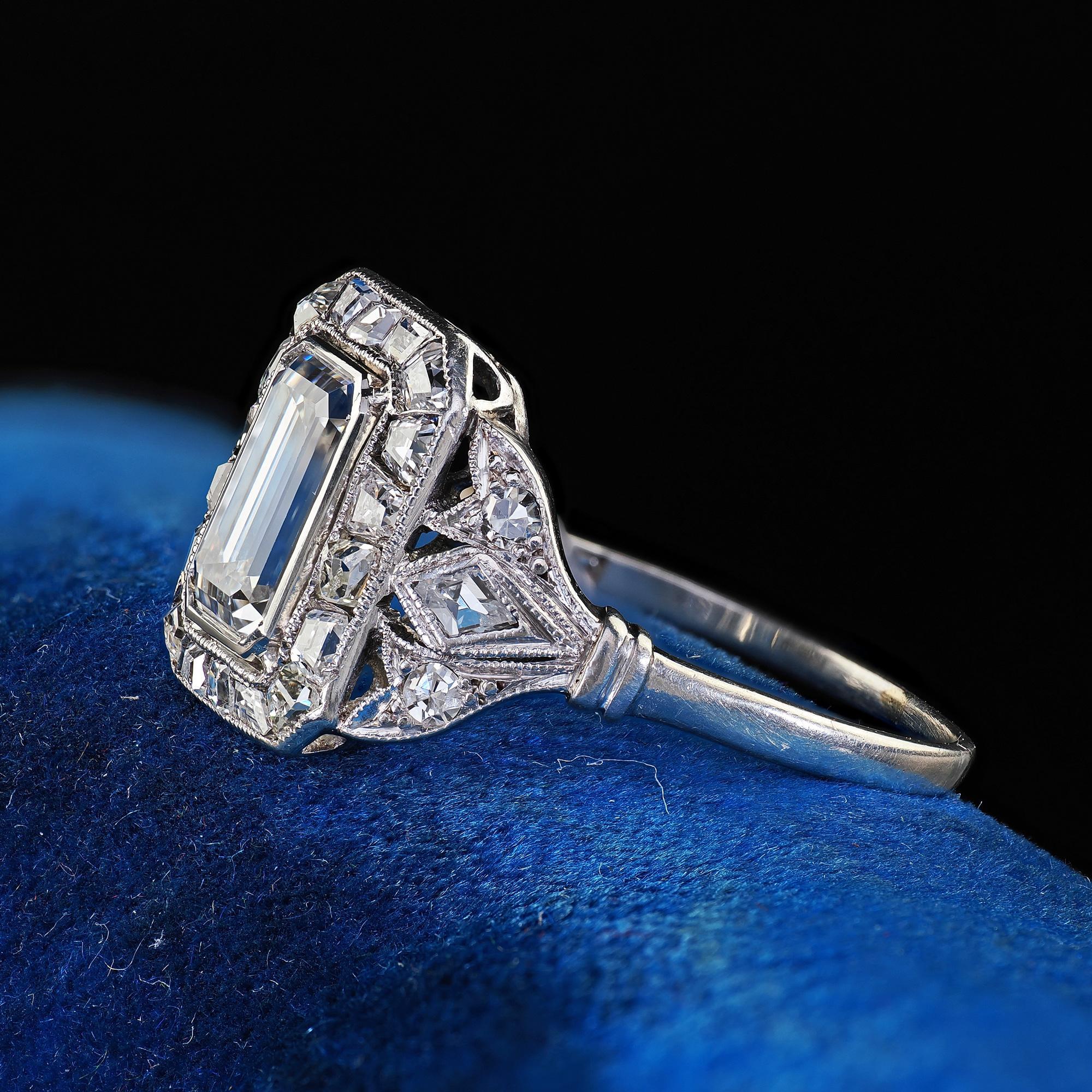 Anello di fidanzamento aureolato con diamante taglio smeraldo francese in platino Antique French - GIA In condizioni buone in vendita a Great Neck, NY