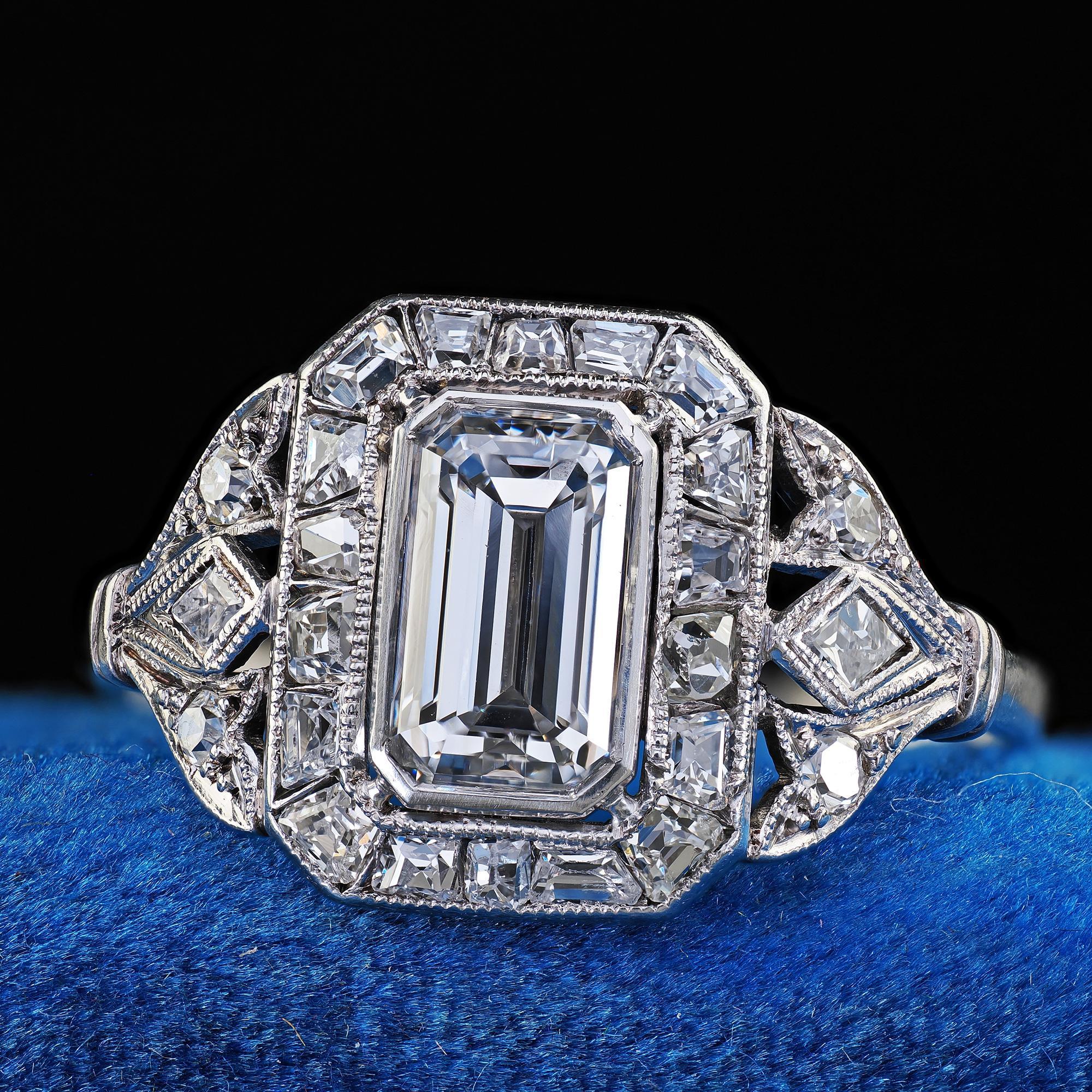 Donna Anello di fidanzamento aureolato con diamante taglio smeraldo francese in platino Antique French - GIA in vendita