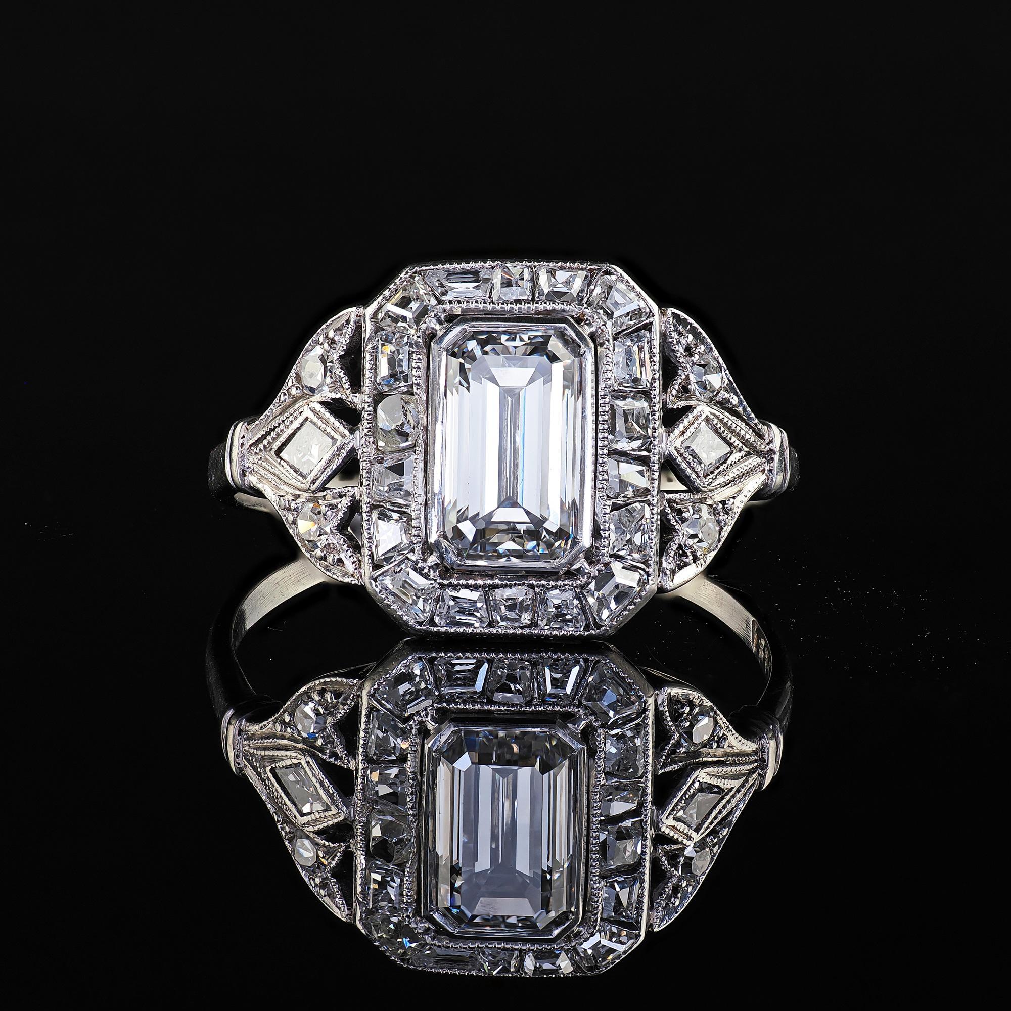 Anello di fidanzamento aureolato con diamante taglio smeraldo francese in platino Antique French - GIA in vendita 1