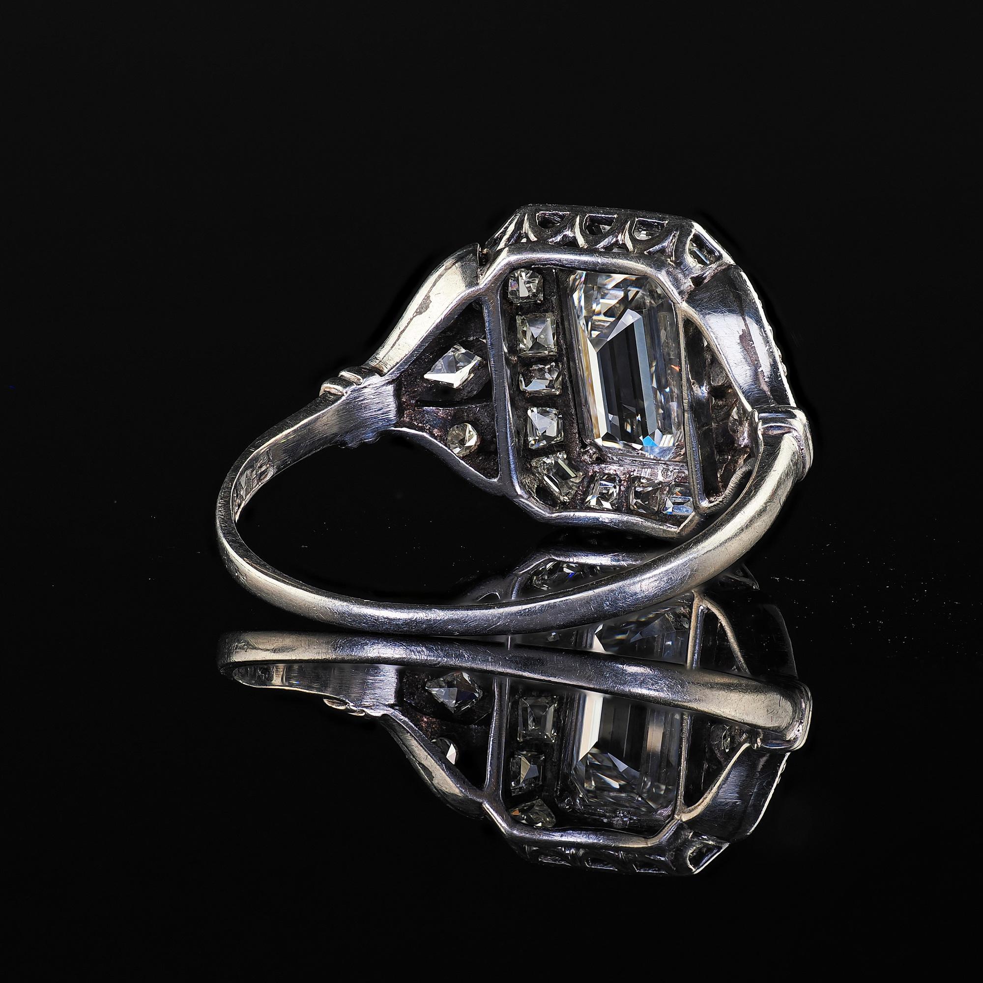 Anello di fidanzamento aureolato con diamante taglio smeraldo francese in platino Antique French - GIA in vendita 2