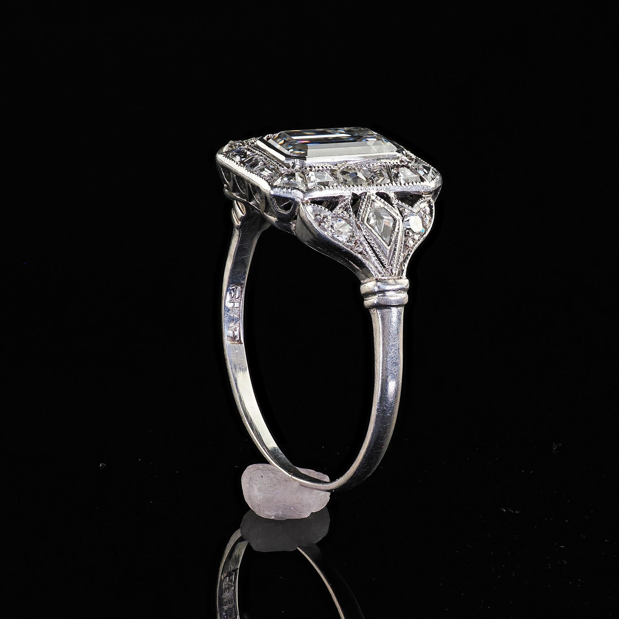 Anello di fidanzamento aureolato con diamante taglio smeraldo francese in platino Antique French - GIA in vendita 3