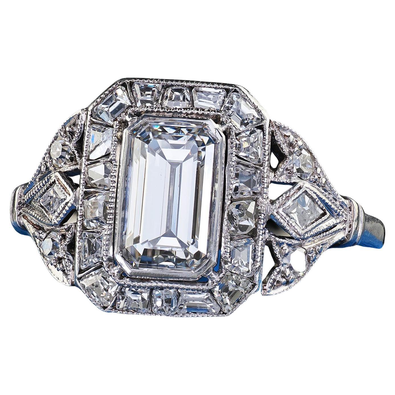 Anello di fidanzamento aureolato con diamante taglio smeraldo francese in platino Antique French - GIA in vendita