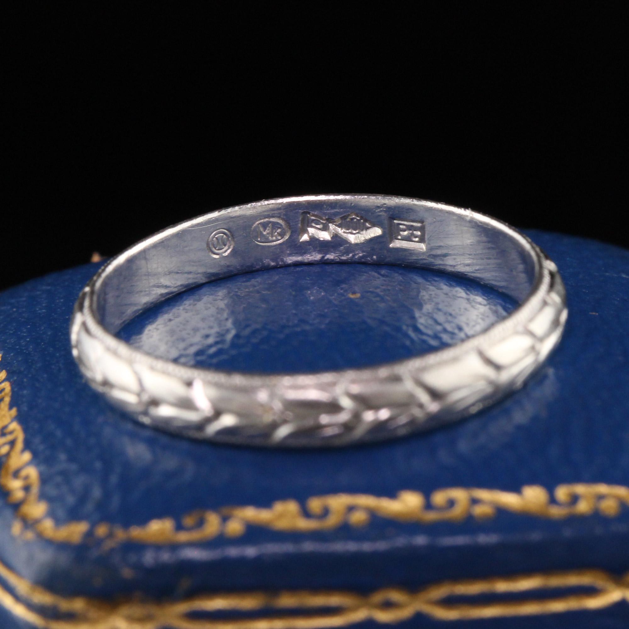 Antique Art Deco Platinum Engraved Pattern Wedding Band In Good Condition In Great Neck, NY