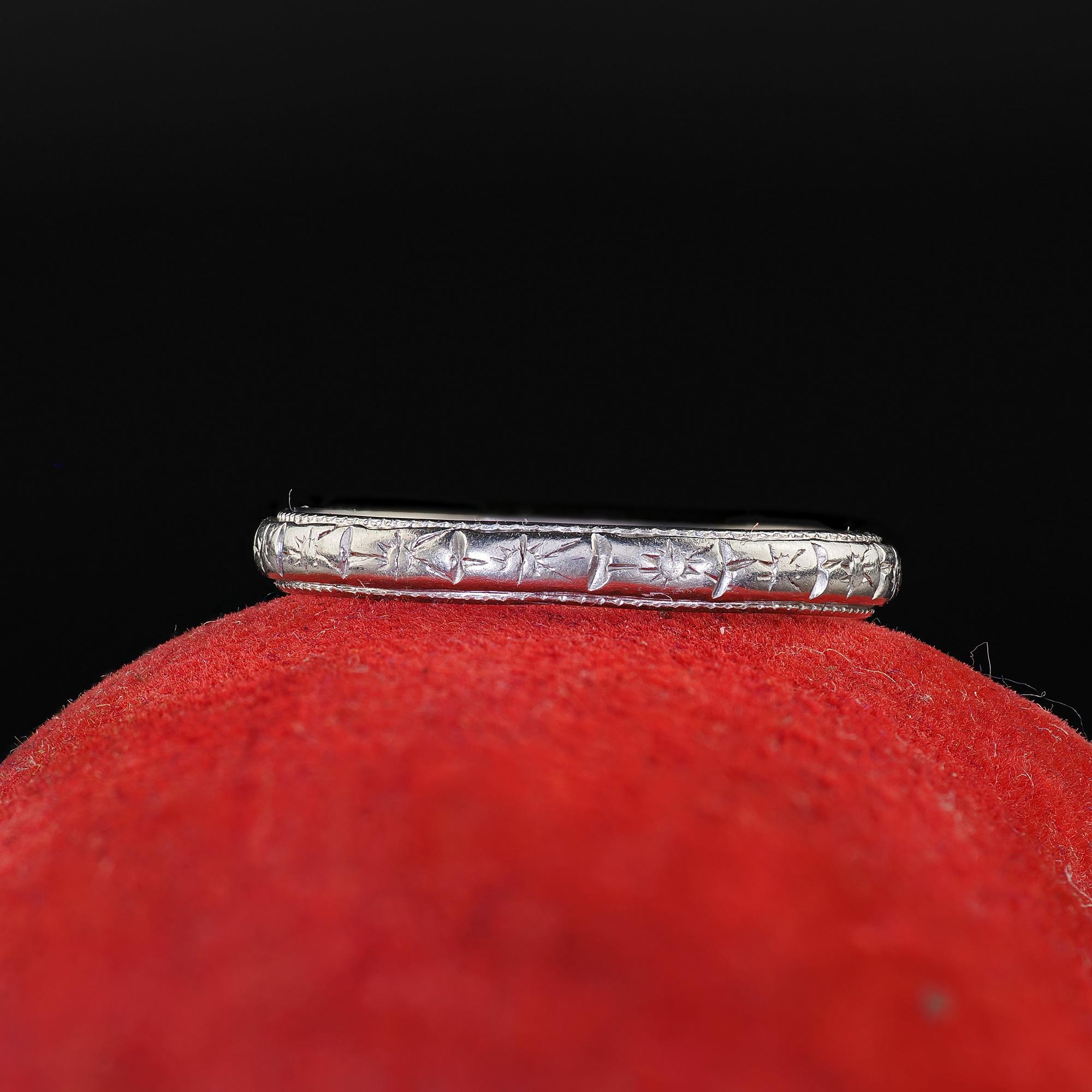 Magnifique alliance ancienne en platine gravée Art Deco - 5 3/4. Cette magnifique alliance gravée est réalisée en platine. La bague est ornée de superbes gravures sur tout le pourtour de l'anneau et porte la mention 