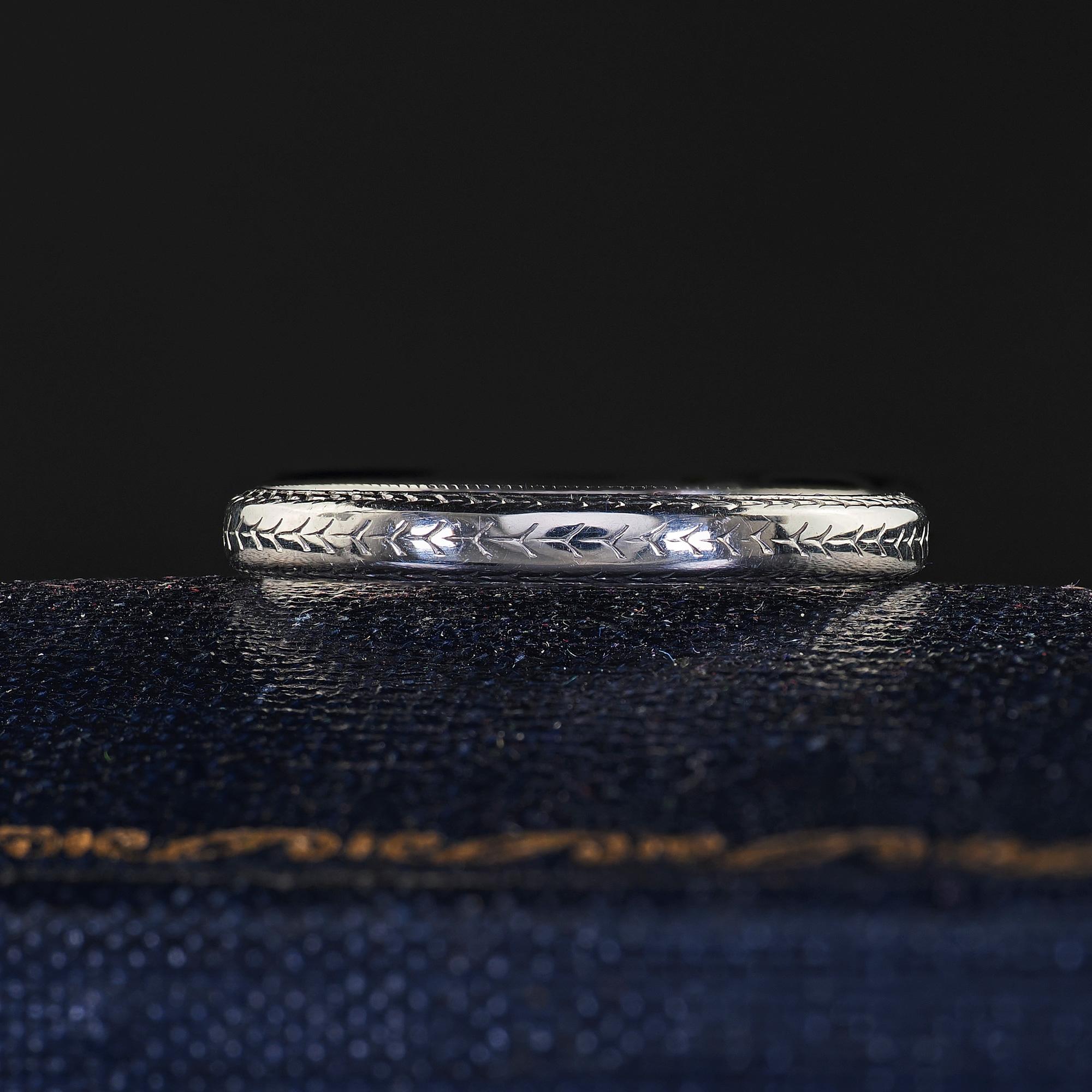 Magnifique alliance ancienne en platine gravée Art Deco Circa 1923 - Taille 6 1/2. Cette magnifique alliance Art Déco est réalisée en platine. Cette bague présente de magnifiques gravures sur tout le pourtour de l'anneau. Les gravures sont