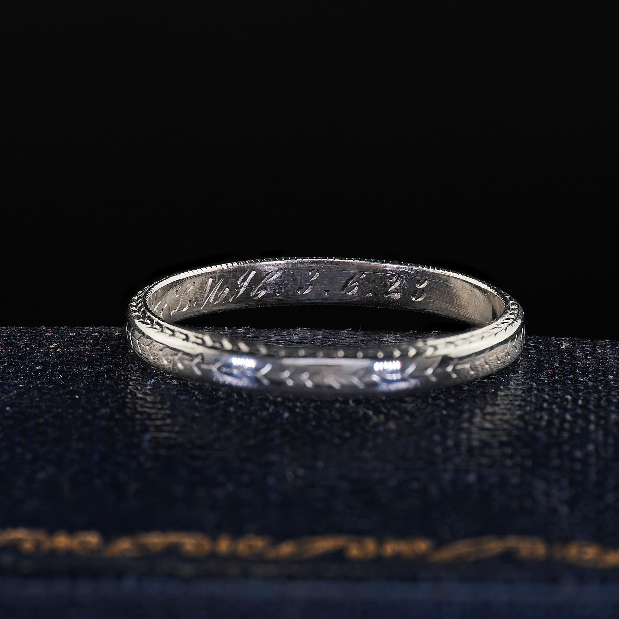 Alliance ancienne en platine gravée Arte Antiques Circa 1923 - Taille 6 1/2 Pour femmes en vente