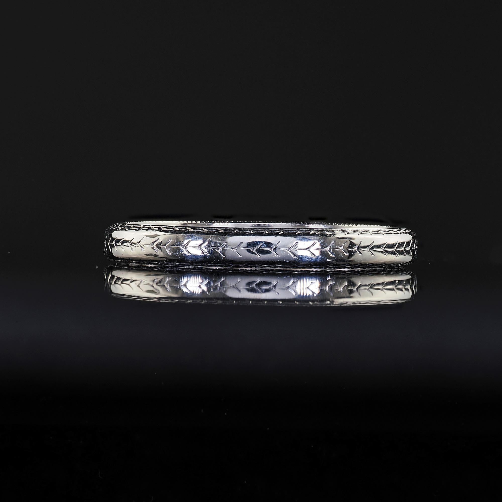 Alliance ancienne en platine gravée Arte Antiques Circa 1923 - Taille 6 1/2 en vente 1