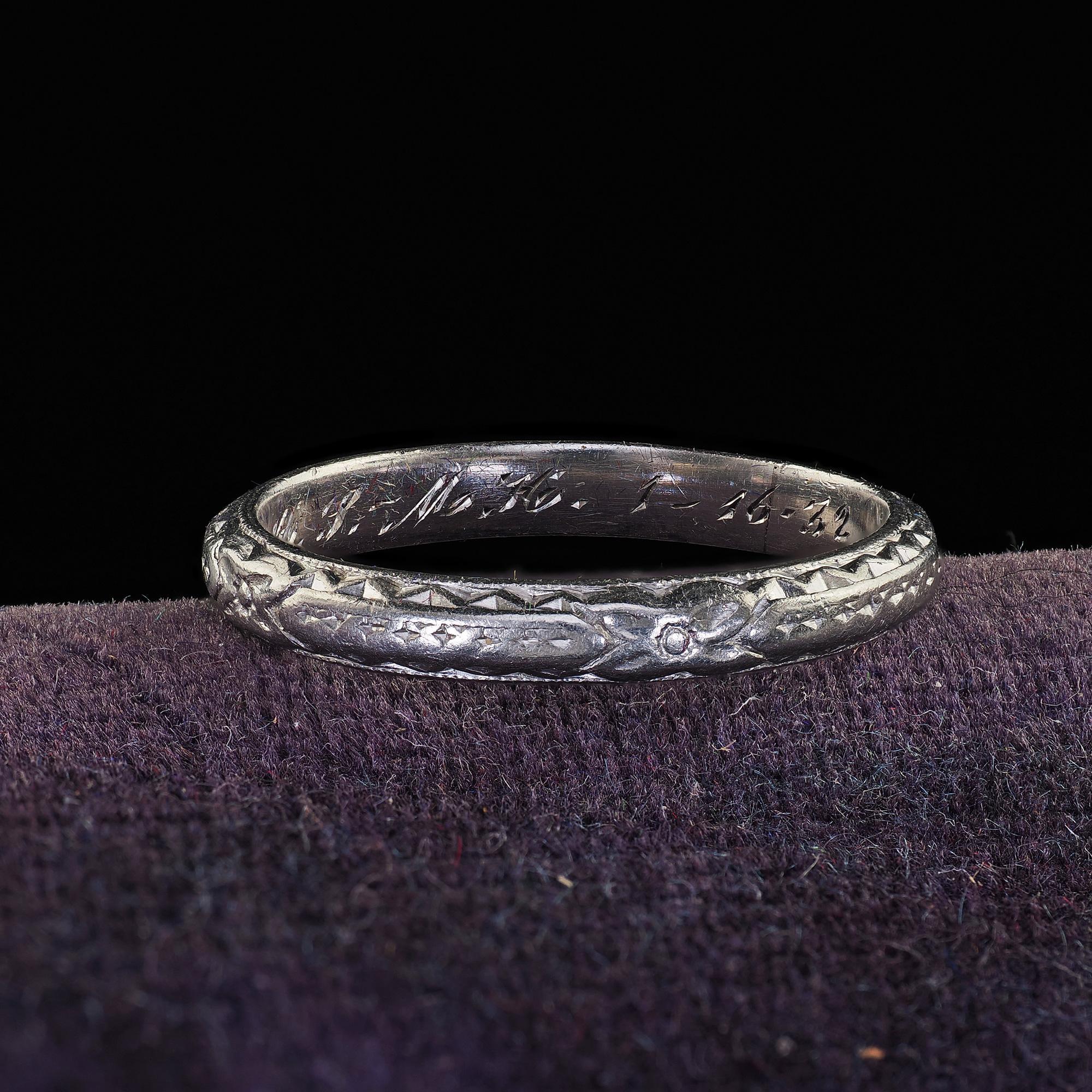 Alliance ancienne en platine gravée Arte Antiques Circa 1932 - Taille 4 Bon état - En vente à Great Neck, NY