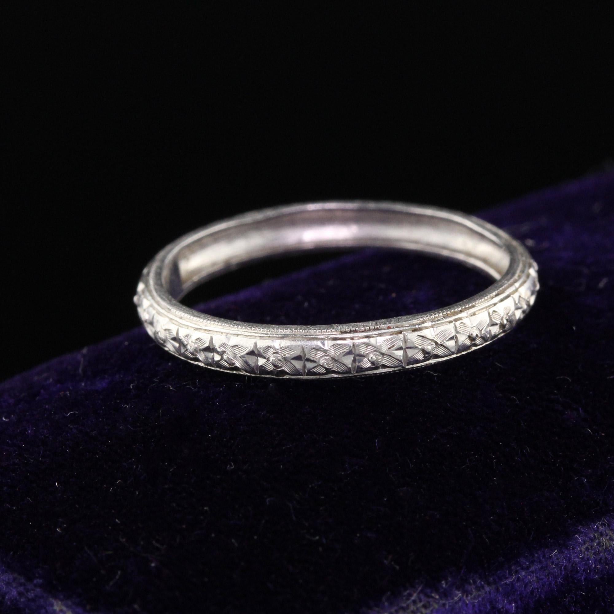 Art deco platinum wedding band in excellent condition with flower engravings all the way around.

#R0307

Metal: Platinum

Weight: 1.7 Grams

Ring Size: 5 3/4

*Unfortunately this ring cannot be sized.

Measurements: 2.58 mm wide

Measurement from