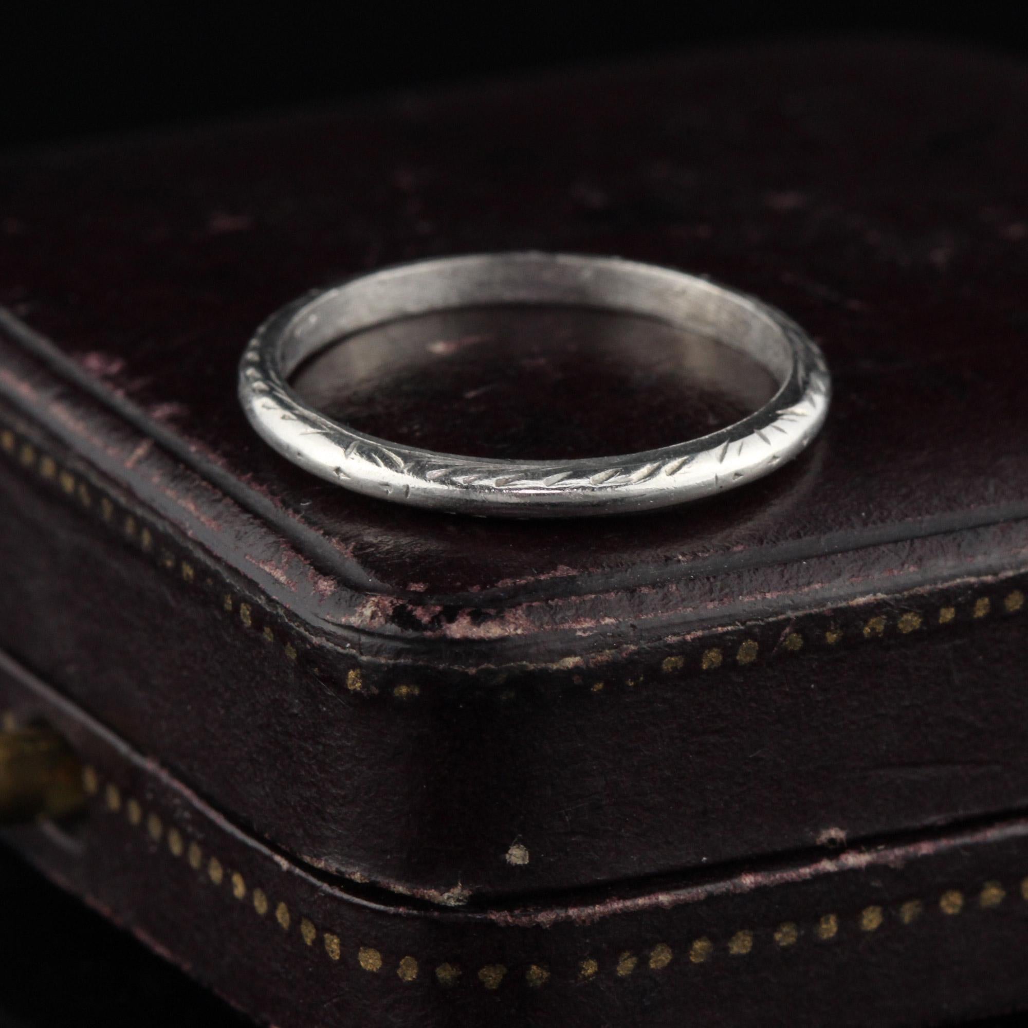 Elegantes antikes Band mit schönen Gravuren.

#R0111

Metall: Platin
 
Gewicht: 2,2 Gramm

Ringgröße: 5,75

Dieser Ring kann gegen eine Gebühr von $50 in der Größe angepasst werden!

*Bitte beachten Sie, dass wir keine Rücksendungen für Ringe in