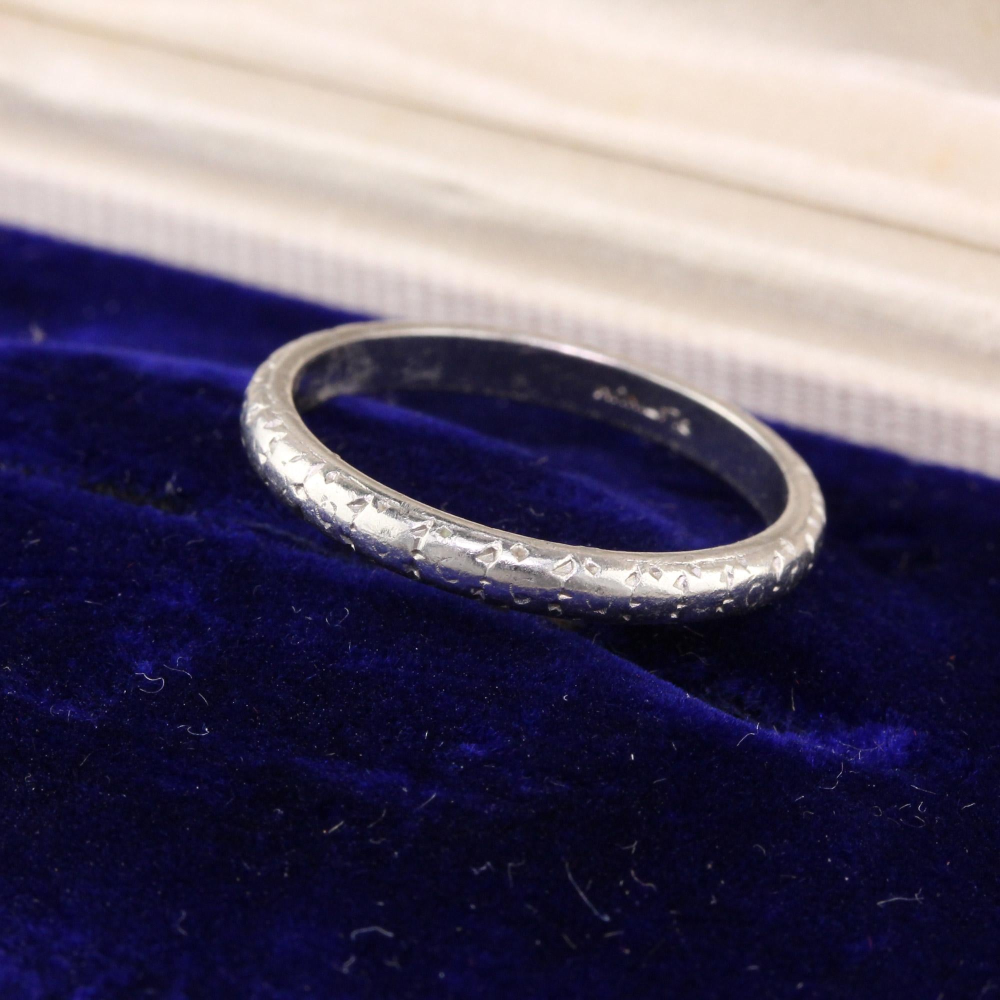 This is a Art Deco Platinum Wedding Band with faint engravings going all the way around. Unisex!

#R0257

Metal: Platinum

Weight: 3.5 Grams

Ring Size: 7

*Unfortunately this ring cannot be sized.

Measurements: 2.5 mm wide

Measurement from finger