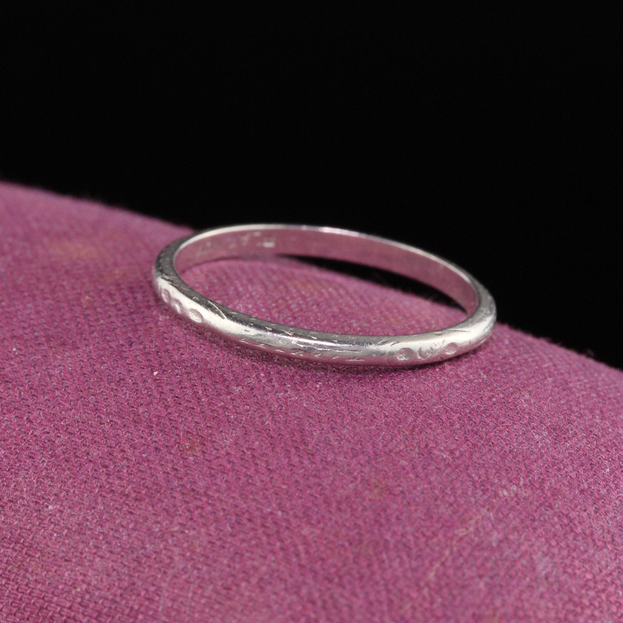 Il s'agit d'une alliance Art Déco en platine avec de légères gravures tout autour. 

#R0318

Métal : Platine

Poids : 1,5 gramme

Taille de lla bague : 6

*Malheureusement, cette bague ne peut pas être dimensionnée.

Mesures : 1.7 mm de