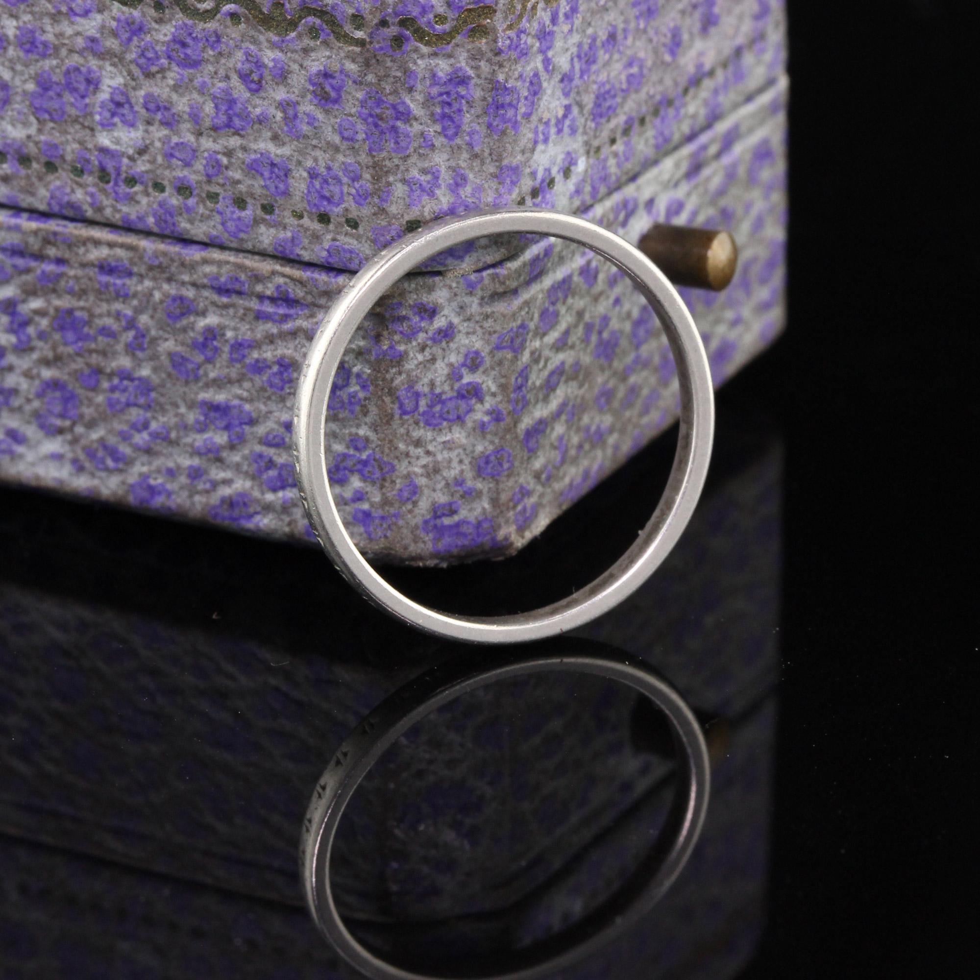 Alianza de boda antigua Art Déco en platino grabado Art Decó en venta