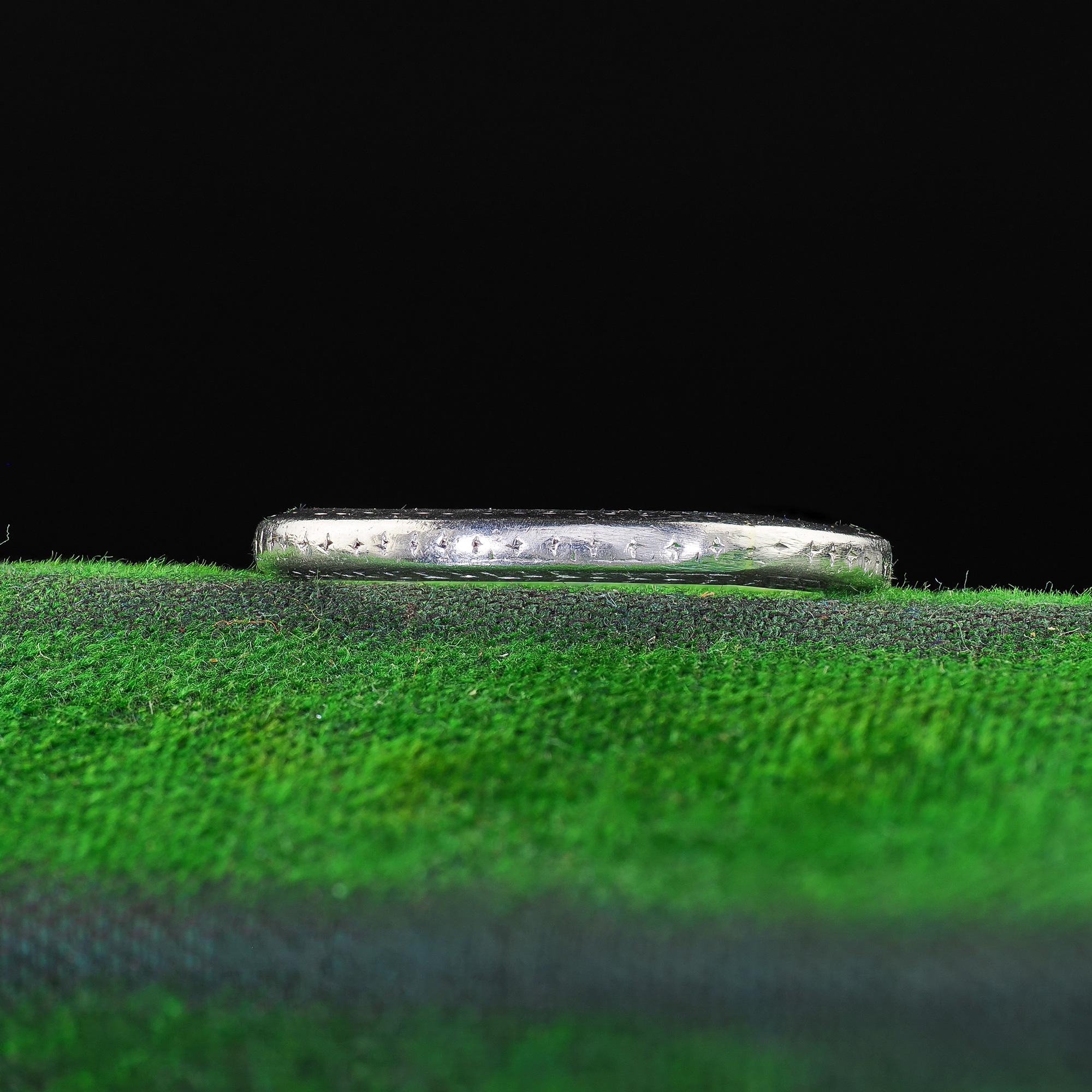 Magnifique alliance ancienne en platine gravée Art Deco - Taille 7 1/2. Cette alliance classique Art Déco est réalisée en platine. Cette bague présente des gravures légères sur le dessus et les côtés de l'anneau. La bande semble avoir été calibrée