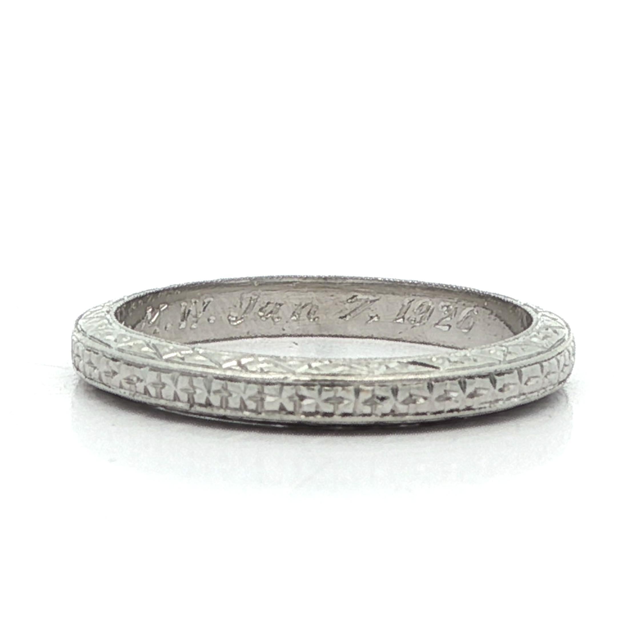 Bague ancienne Art Deco en platine avec gravure exceptionnelle Taille 4 Excellent état - En vente à Montclair, NJ