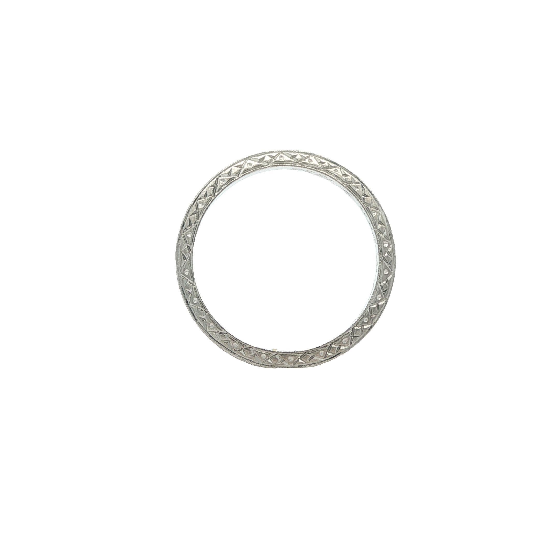 Bague ancienne Art Deco en platine avec gravure exceptionnelle Taille 4 Pour femmes en vente