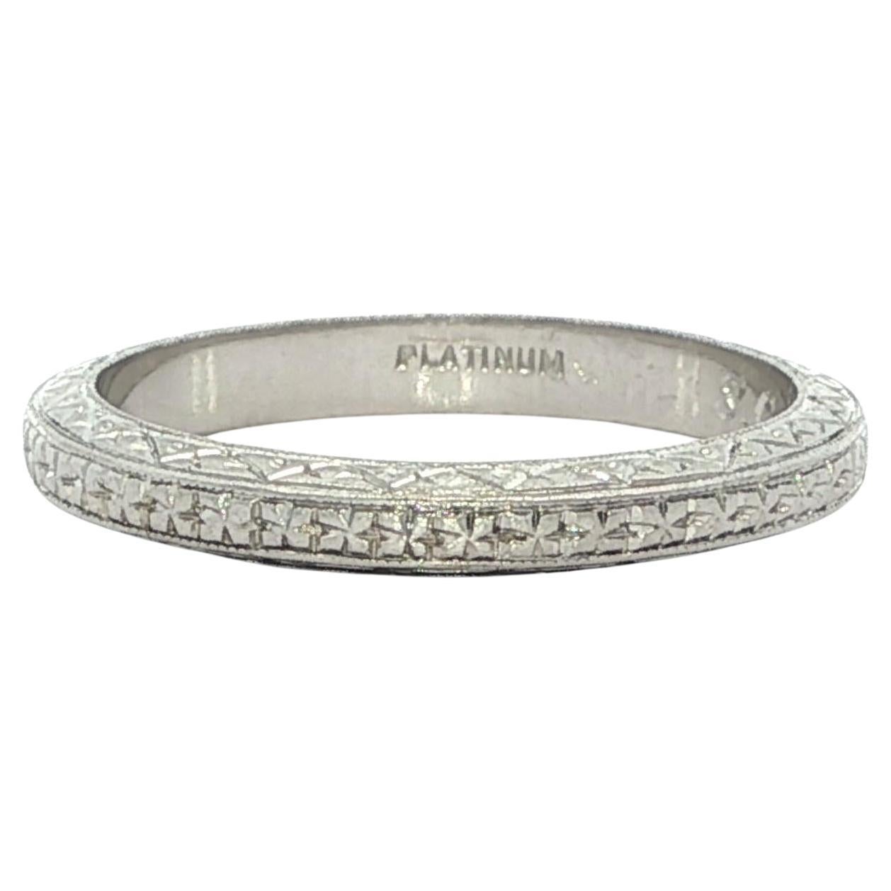 Bague ancienne Art Deco en platine avec gravure exceptionnelle Taille 4 en vente