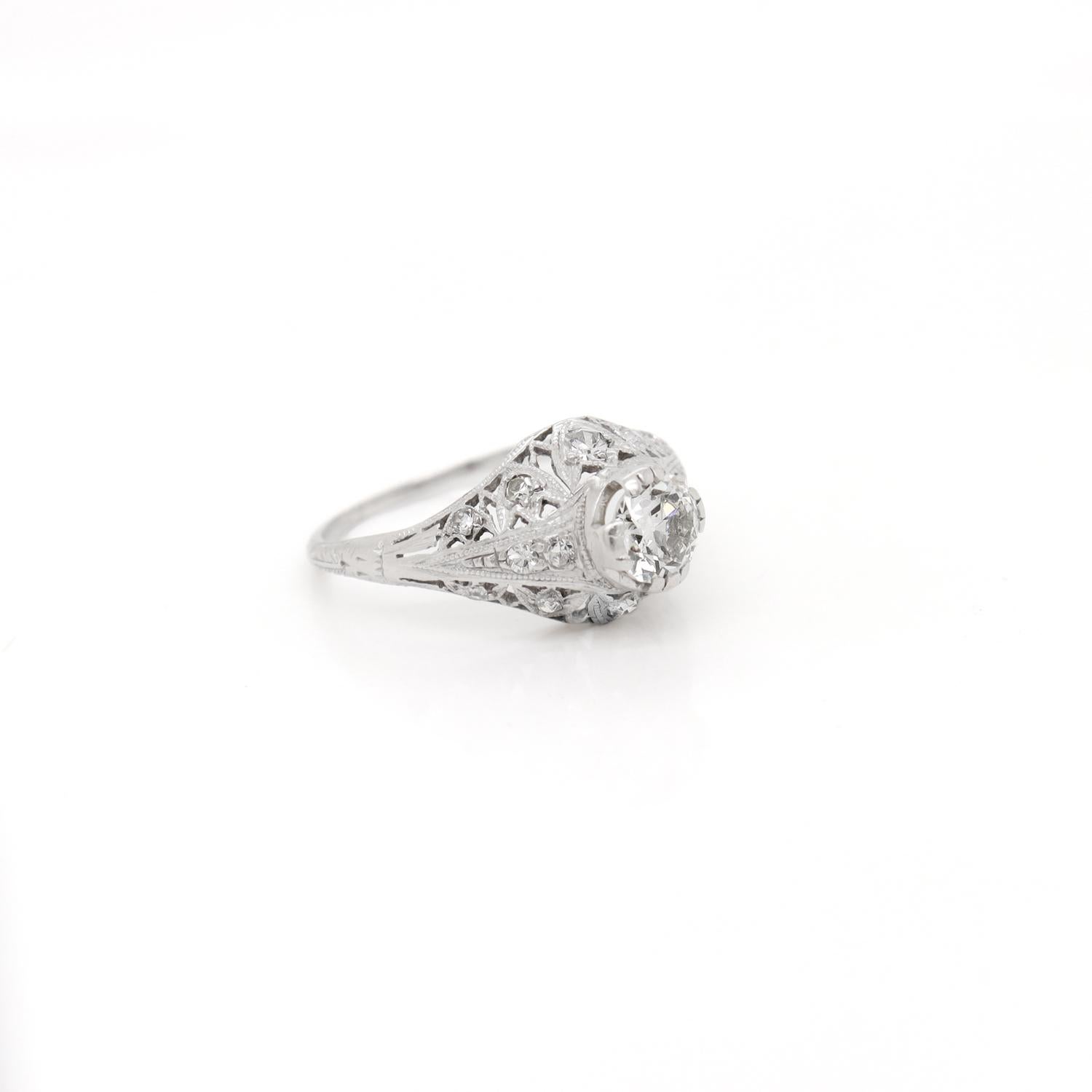 Bague solitaire Art déco ancienne en platine filigrane avec diamant taille vieille Europe en vente 5