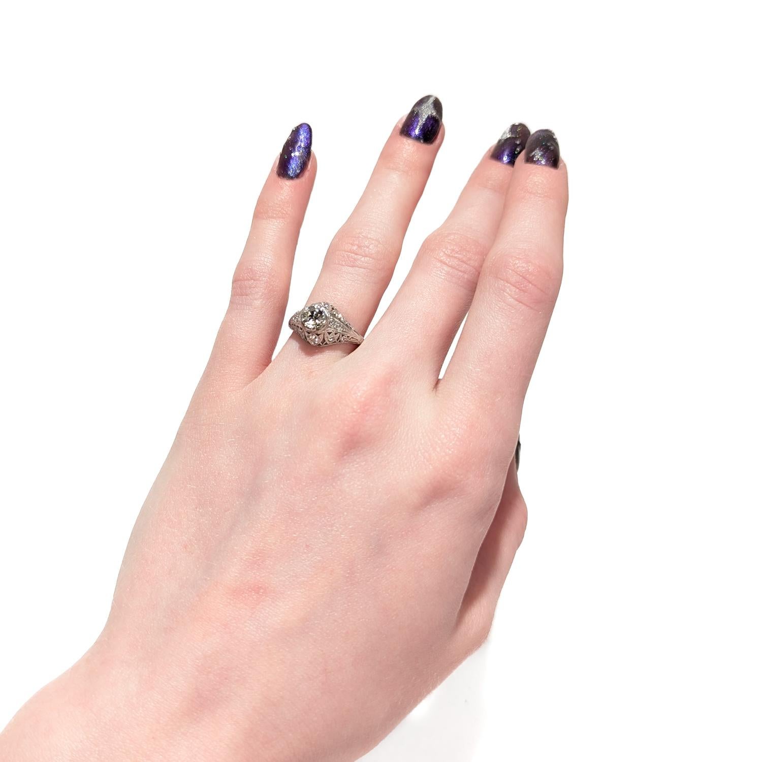 Bague solitaire Art déco ancienne en platine filigrane avec diamant taille vieille Europe en vente 8