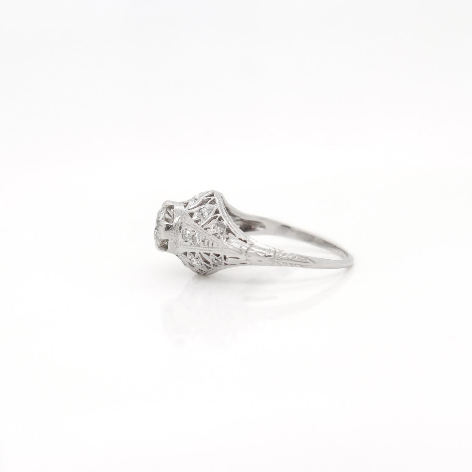 Bague solitaire Art déco ancienne en platine filigrane avec diamant taille vieille Europe Pour femmes en vente