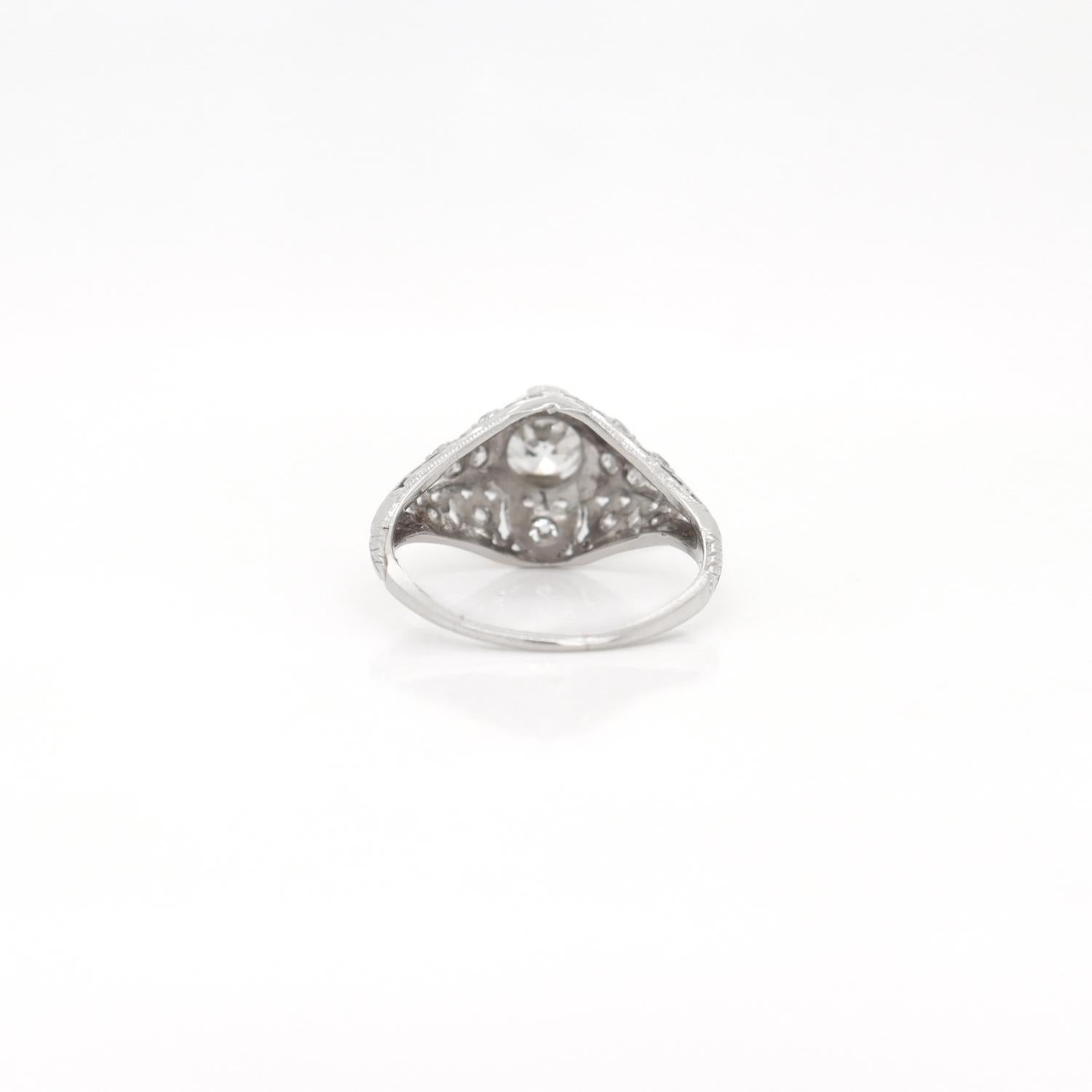 Bague solitaire Art déco ancienne en platine filigrane avec diamant taille vieille Europe en vente 1