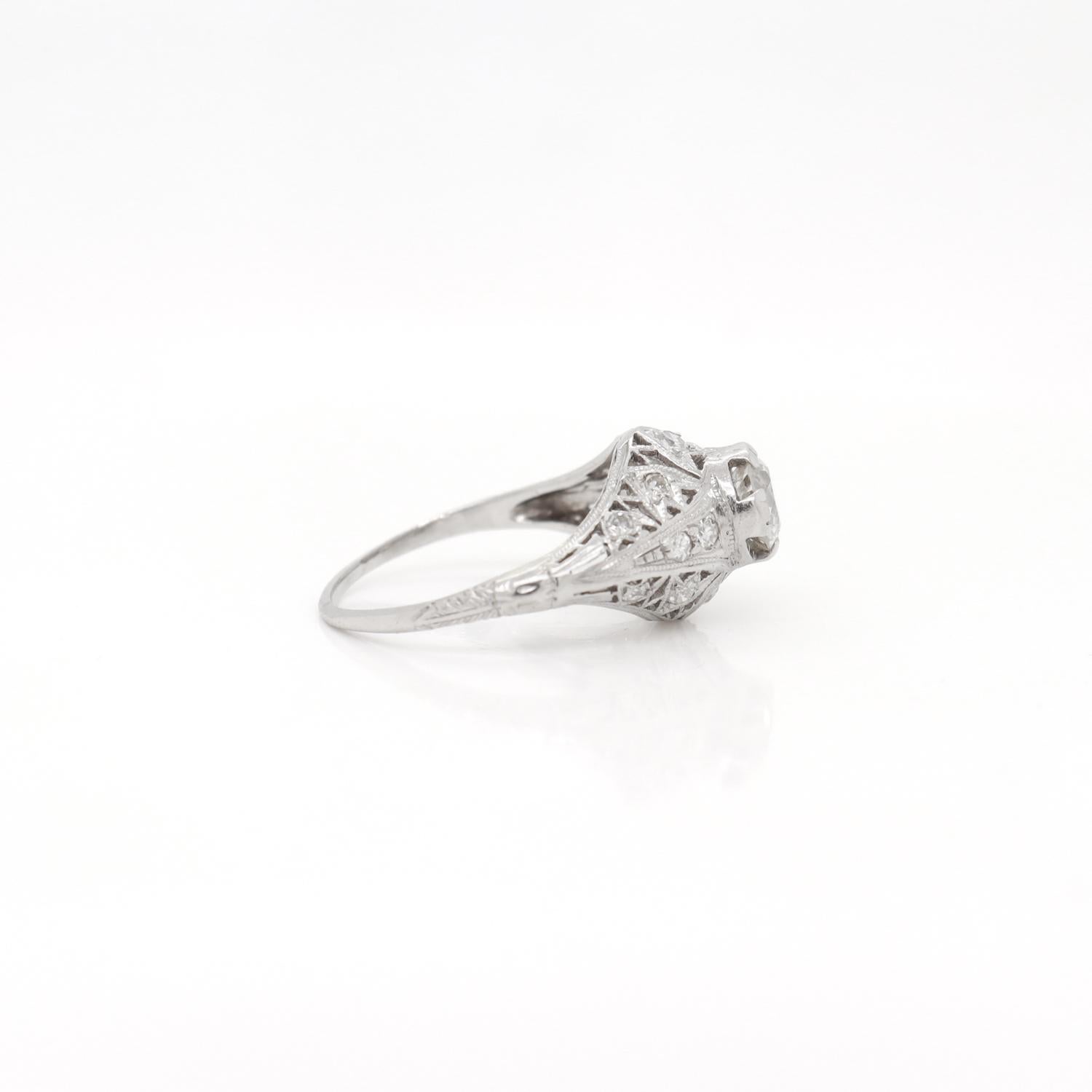 Bague solitaire Art déco ancienne en platine filigrane avec diamant taille vieille Europe en vente 3