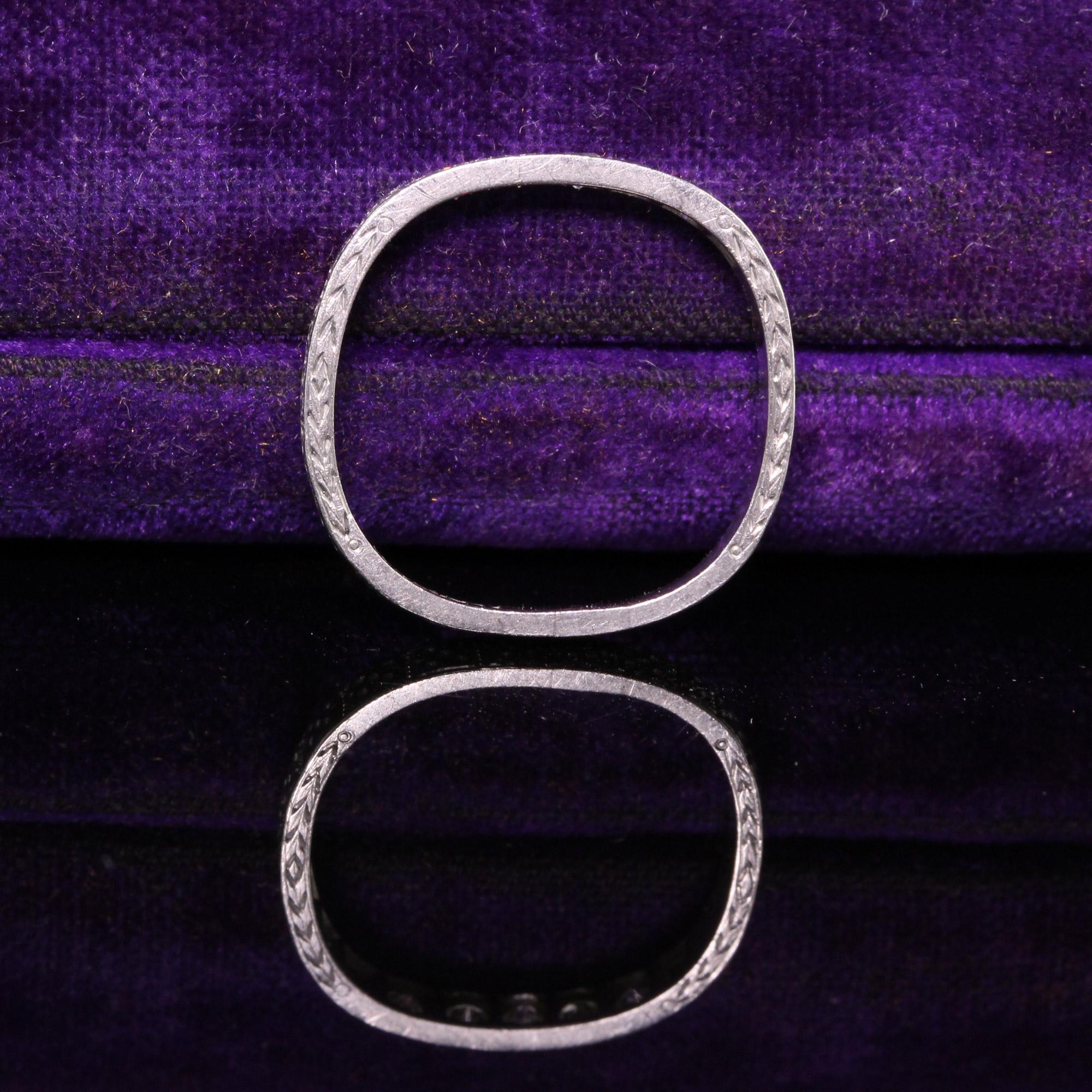 Antigua alianza Art Decó de platino con cinco diamantes grabados en Bueno estado para la venta en Great Neck, NY
