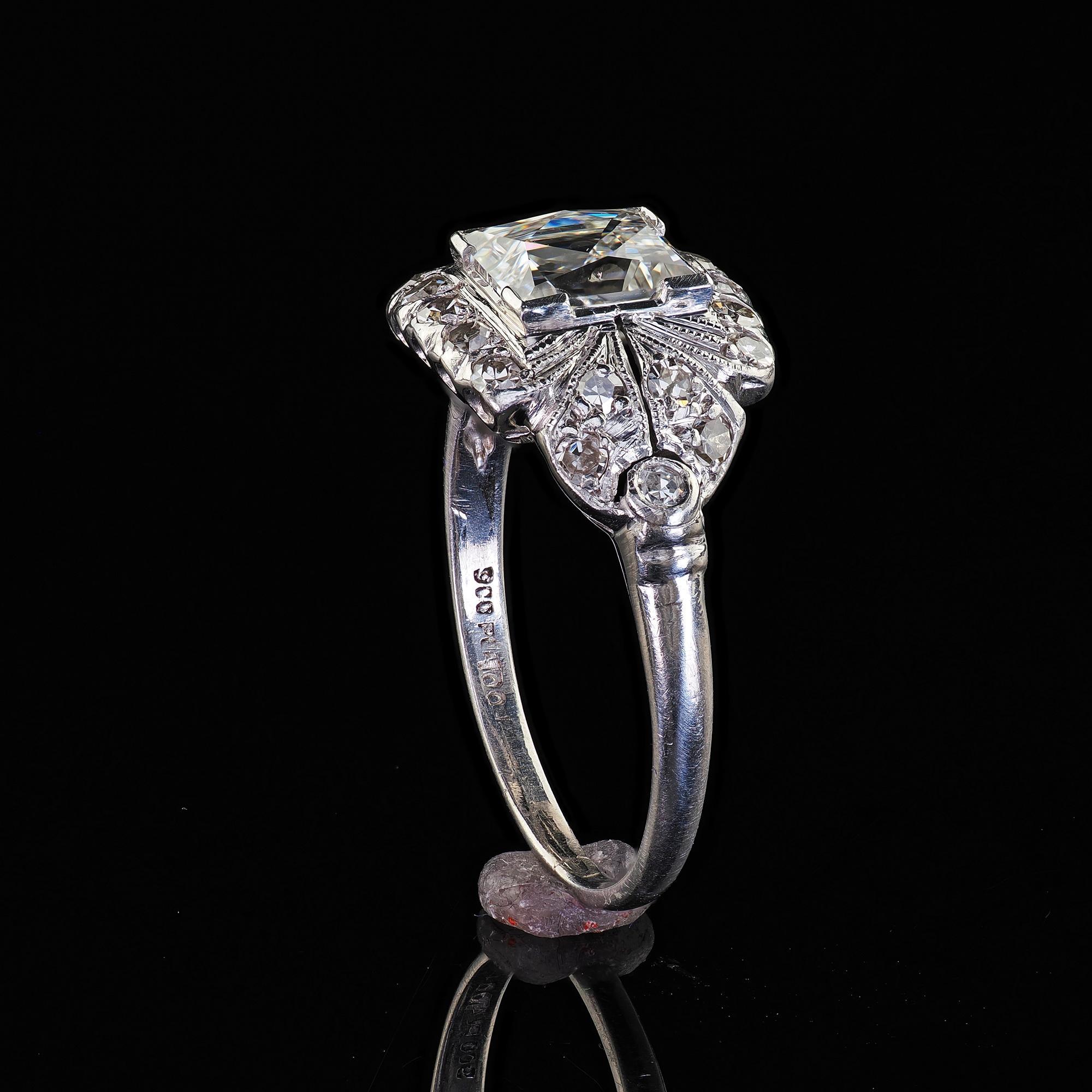 Anello di fidanzamento antico in platino Art Deco con diamante taglio francese inciso - GIA in vendita 4