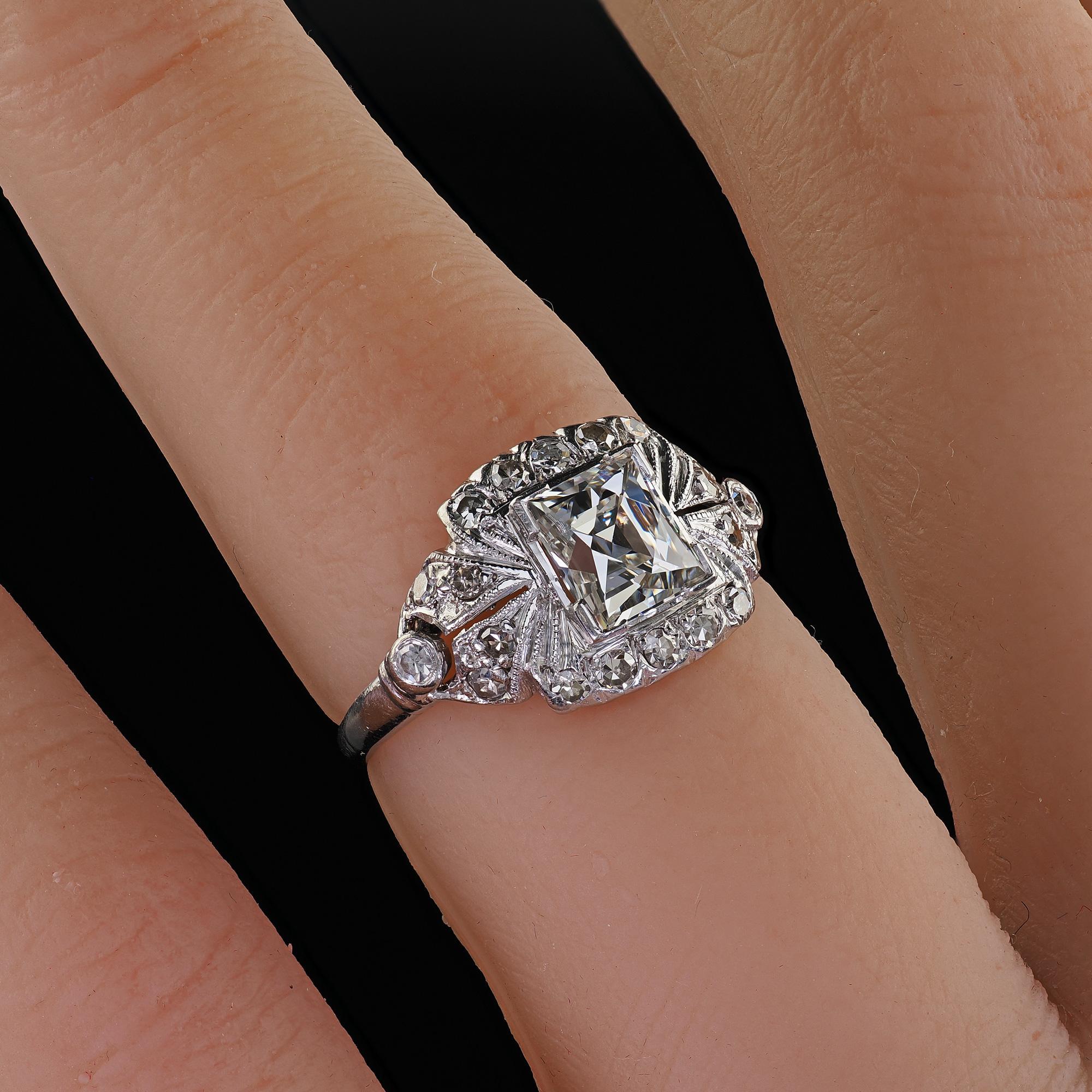 Anello di fidanzamento antico in platino Art Deco con diamante taglio francese inciso - GIA in vendita 5