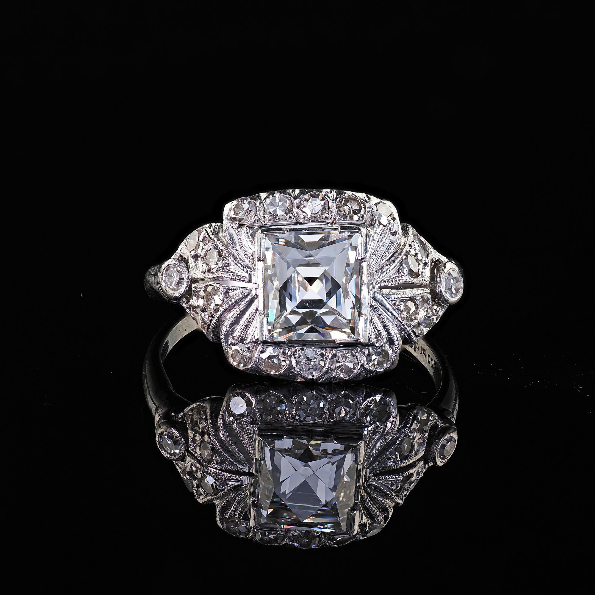 Anello di fidanzamento antico in platino Art Deco con diamante taglio francese inciso - GIA in vendita 2