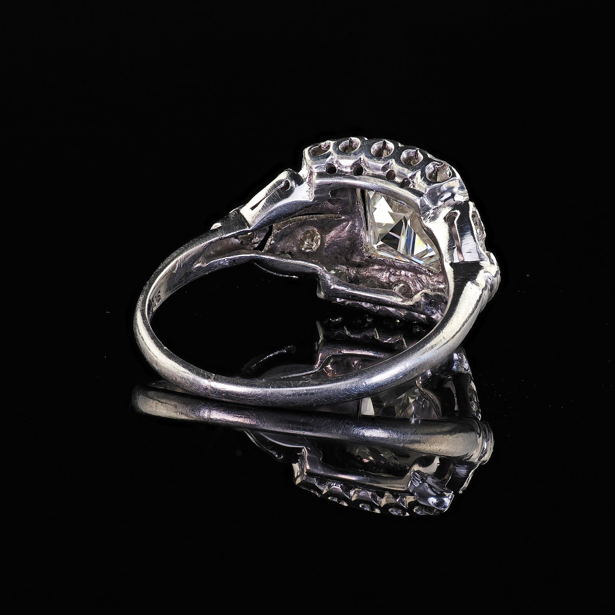 Anello di fidanzamento antico in platino Art Deco con diamante taglio francese inciso - GIA in vendita 3