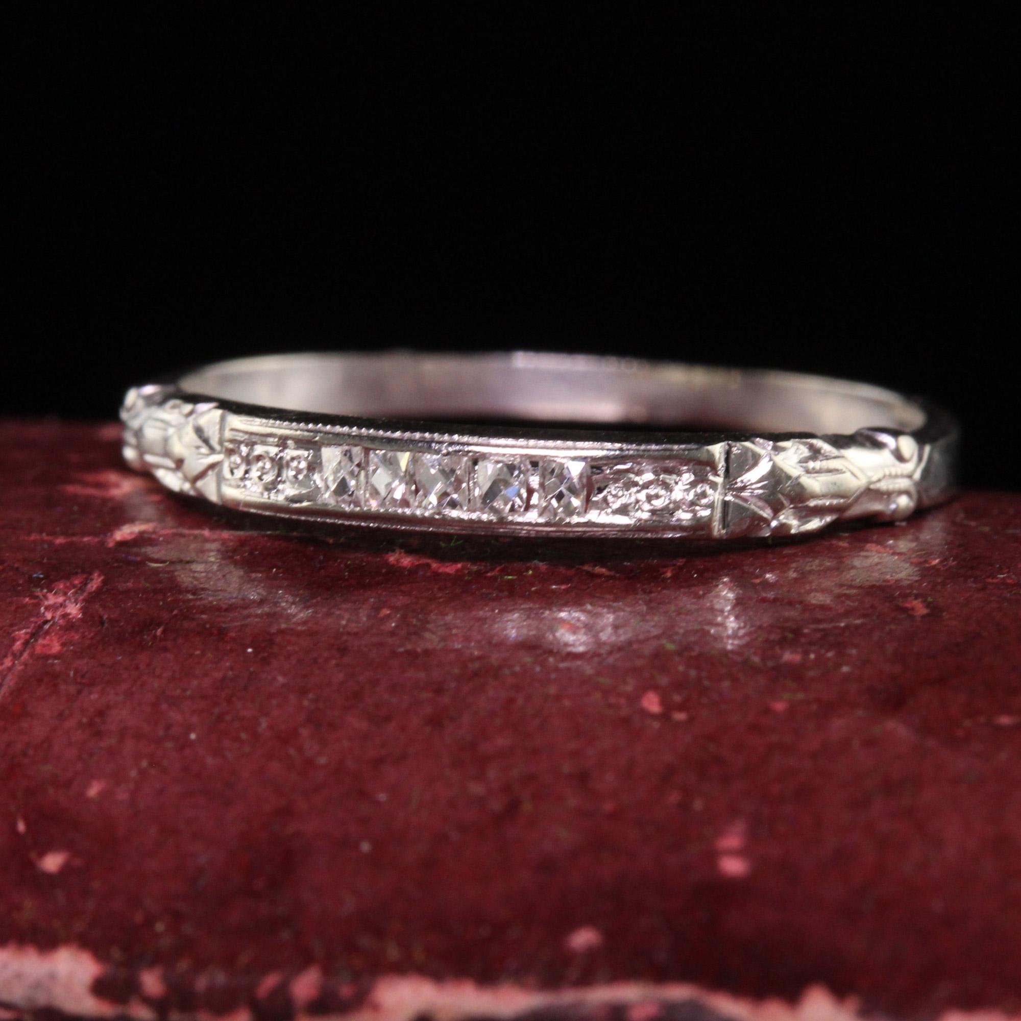 Schöne antike Art Deco 18K Weißgold Französisch geschnittenen Diamanten eingraviert Hochzeit Band. Dieser wunderschöne Ehering ist aus Platin gefertigt. Das Oberteil hat vier Diamanten im französischen Schliff in einer schönen Art-Deco-Montierung