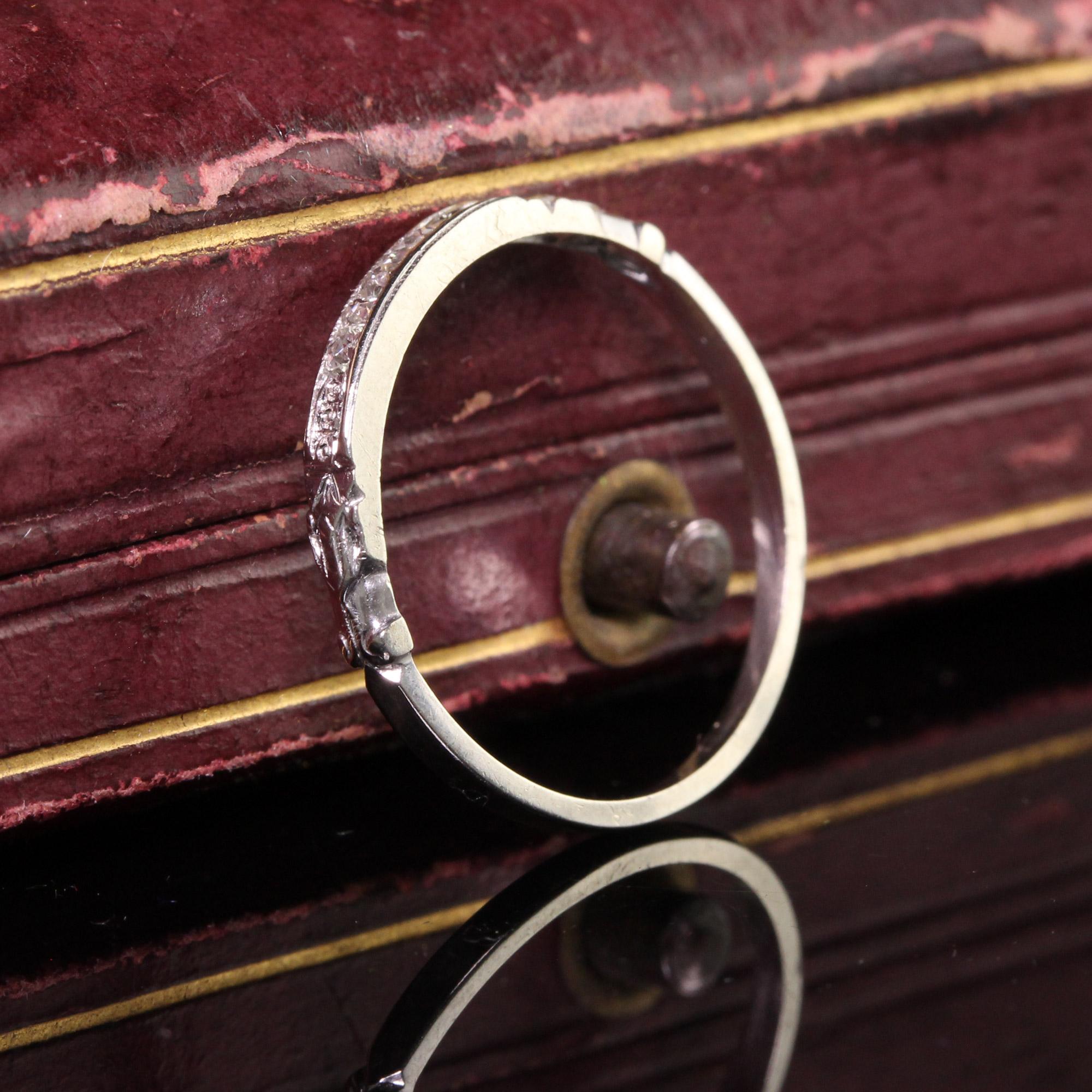 Antiker, gravierter Art-Déco-Hochzeitsring aus 18 Karat Weißgold mit Diamanten im französischenschliff (Art déco)
