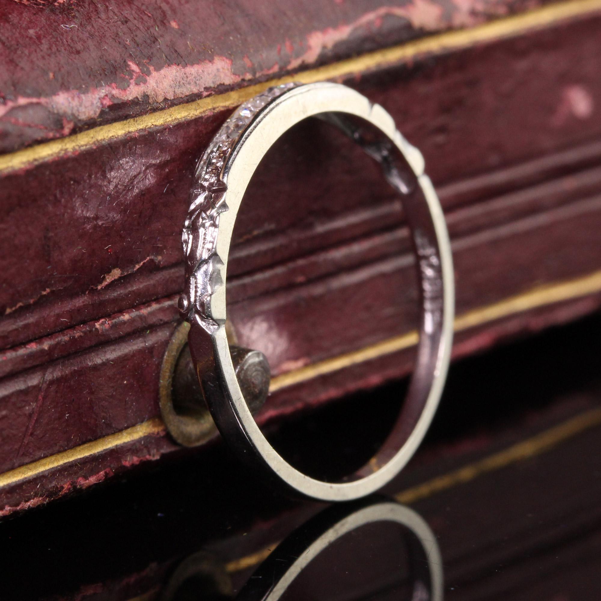 Antiker, gravierter Art-Déco-Hochzeitsring aus 18 Karat Weißgold mit Diamanten im französischenschliff (Französischer Schliff)