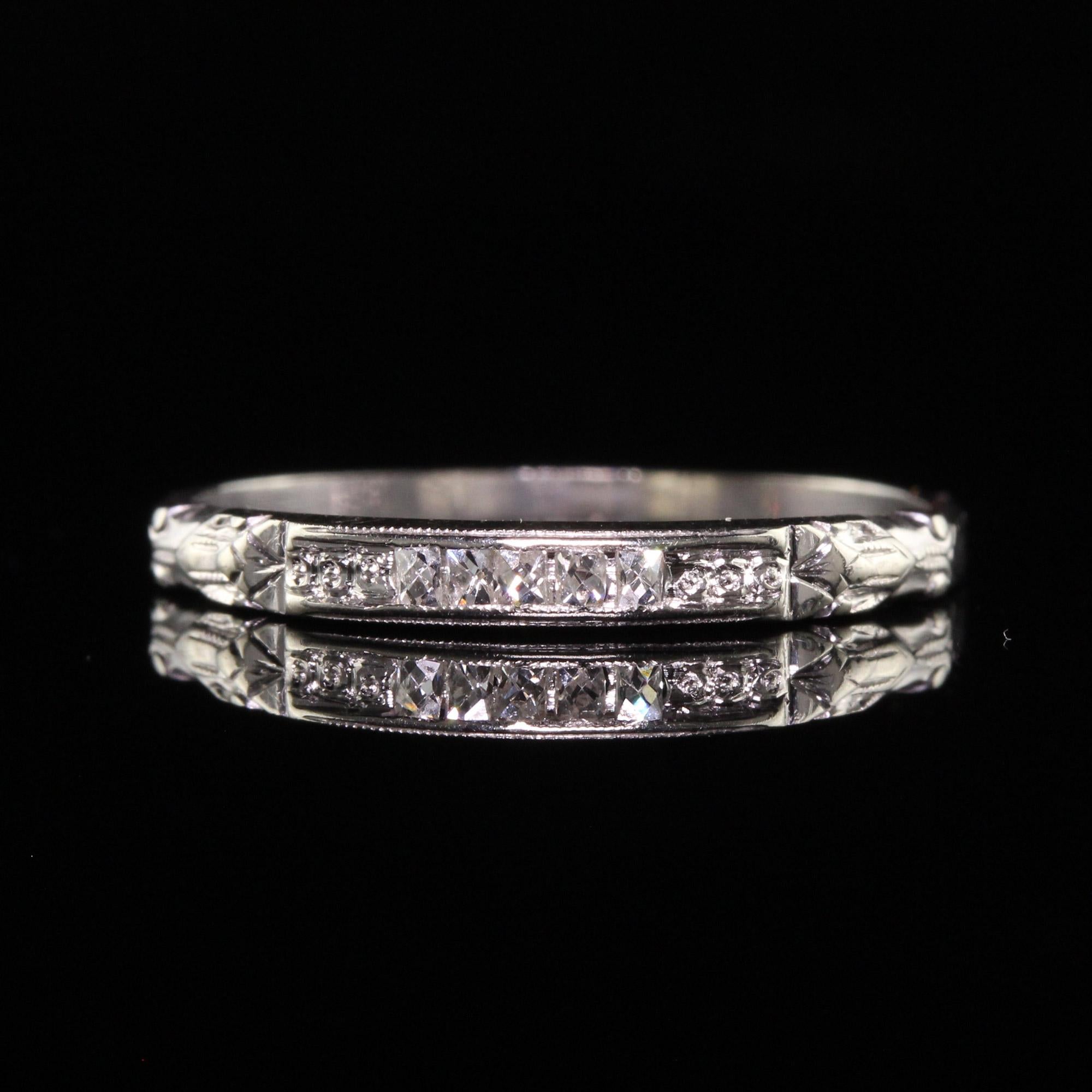 Antiker, gravierter Art-Déco-Hochzeitsring aus 18 Karat Weißgold mit Diamanten im französischenschliff im Zustand „Gut“ in Great Neck, NY