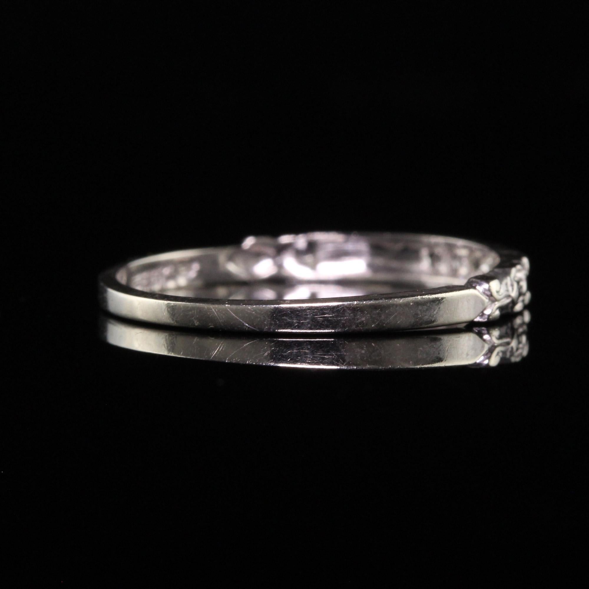 Antiker, gravierter Art-Déco-Hochzeitsring aus 18 Karat Weißgold mit Diamanten im französischenschliff Damen