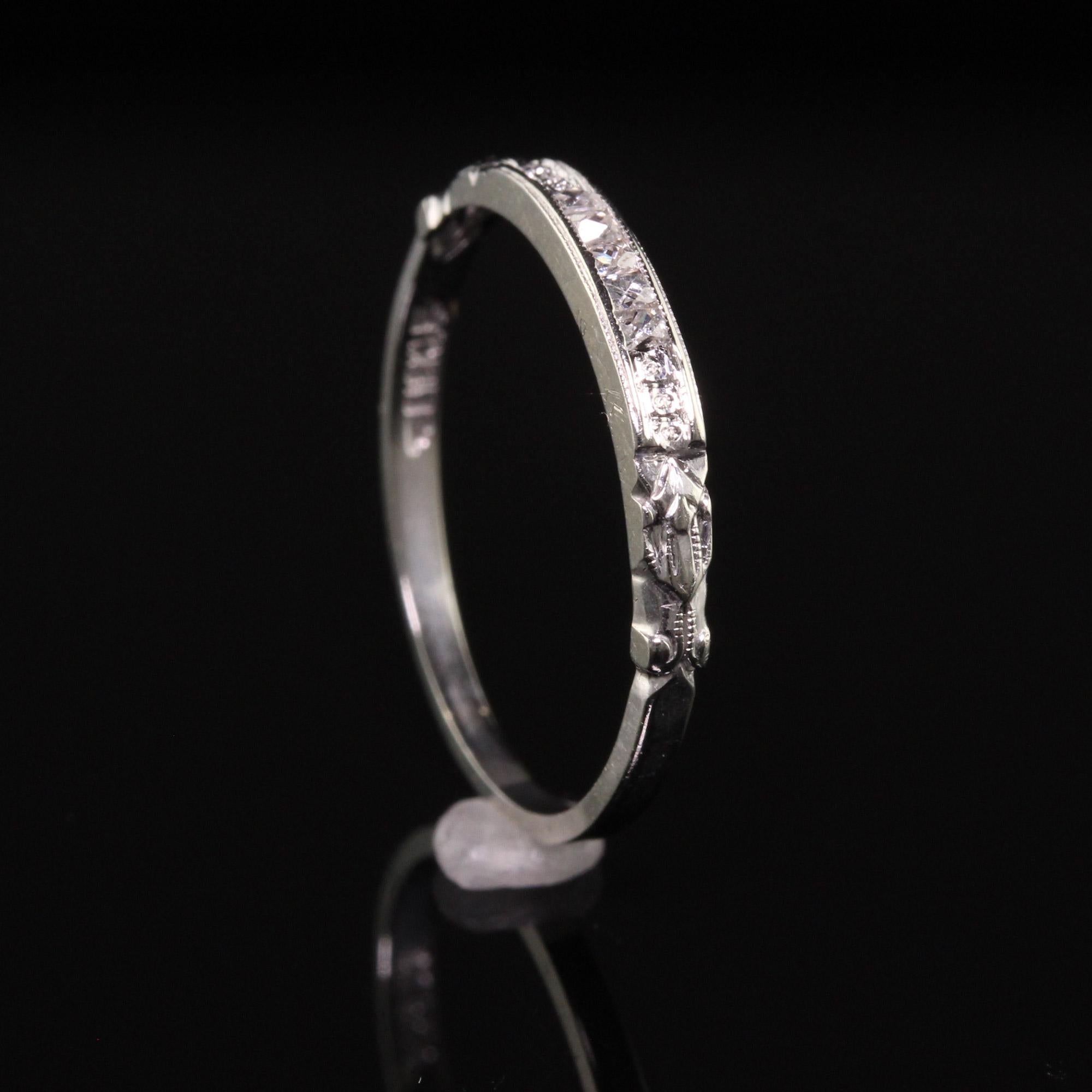 Antiker, gravierter Art-Déco-Hochzeitsring aus 18 Karat Weißgold mit Diamanten im französischenschliff 1