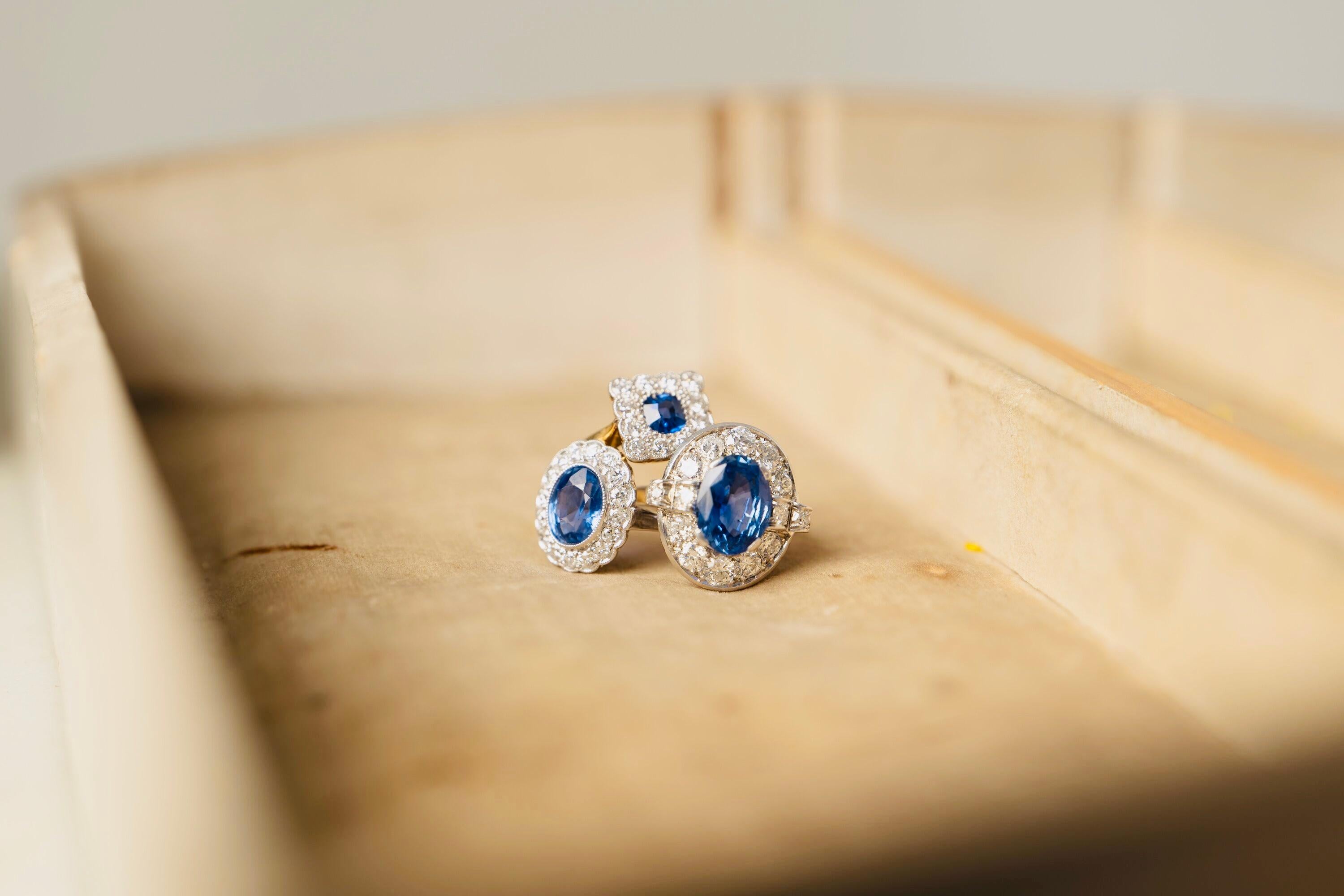 Antique, Art Deco, Platinum, Large ‘Cornflower’ Ceylon Sapphire and Diamond Ring In Excellent Condition In Rochford, Essex