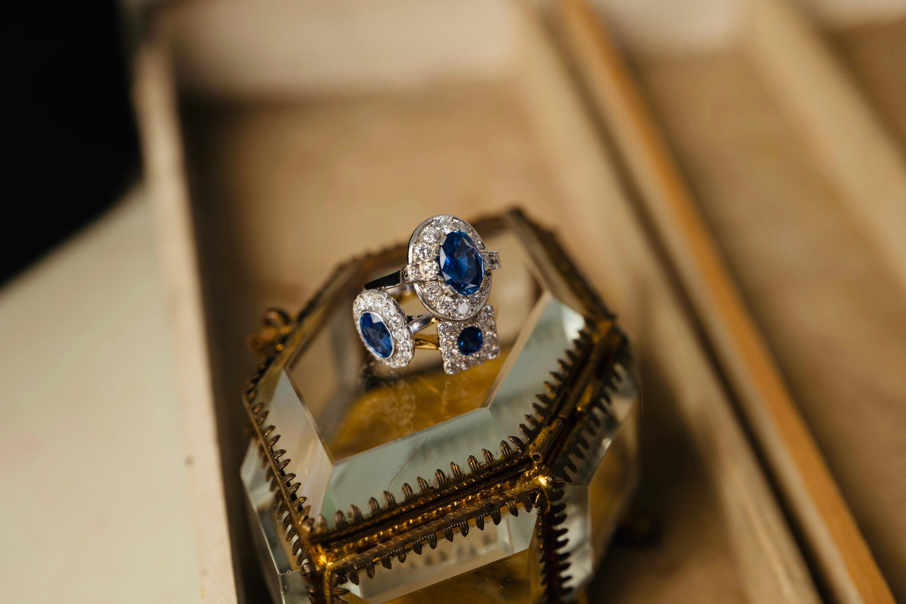 Women's Antique, Art Deco, Platinum, Large ‘Cornflower’ Ceylon Sapphire and Diamond Ring