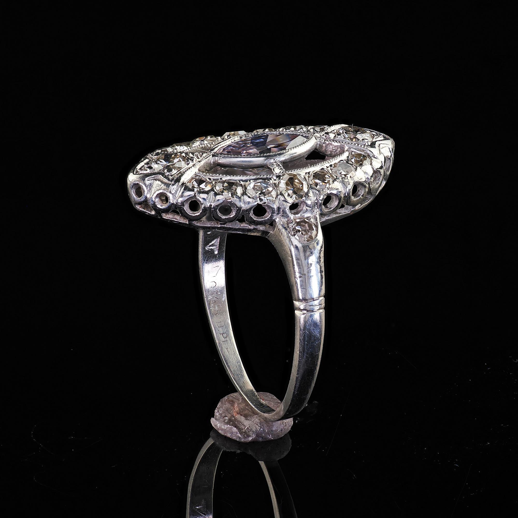 Bague de fiançailles Art déco ancienne en platine avec diamant marquise violet clair - GIA en vente 5