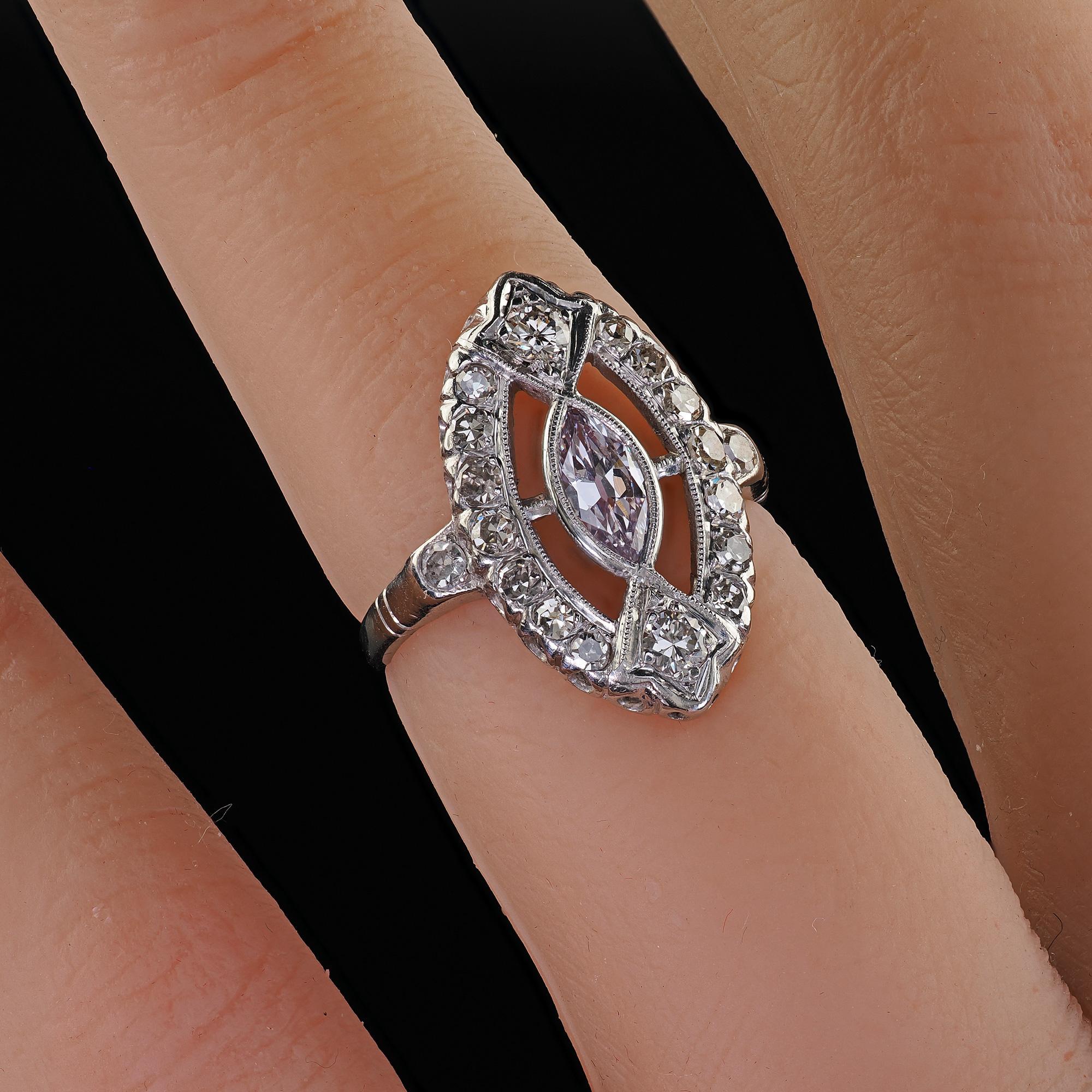 Bague de fiançailles Art déco ancienne en platine avec diamant marquise violet clair - GIA en vente 6