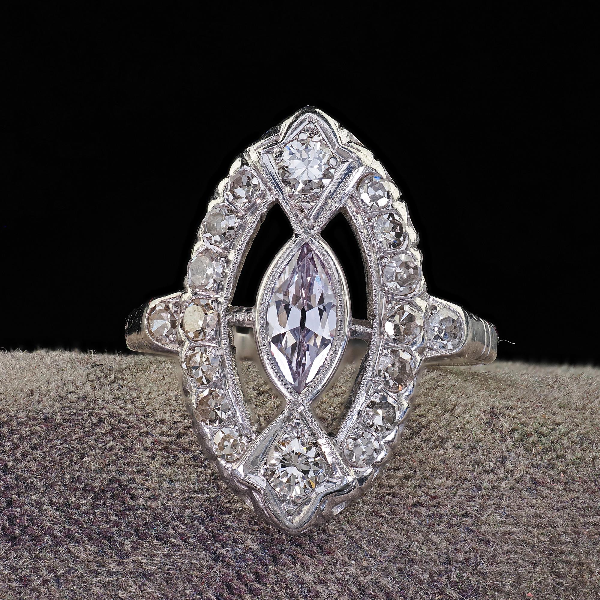 Magnifique bague de fiançailles Arte Antiques Platine Light Purple Marquise Diamond - GIA. Cette incroyable bague de fiançailles Art déco en diamant naturel violet clair est réalisée en platine. Cette magnifique bague est ornée d'un diamant marquise